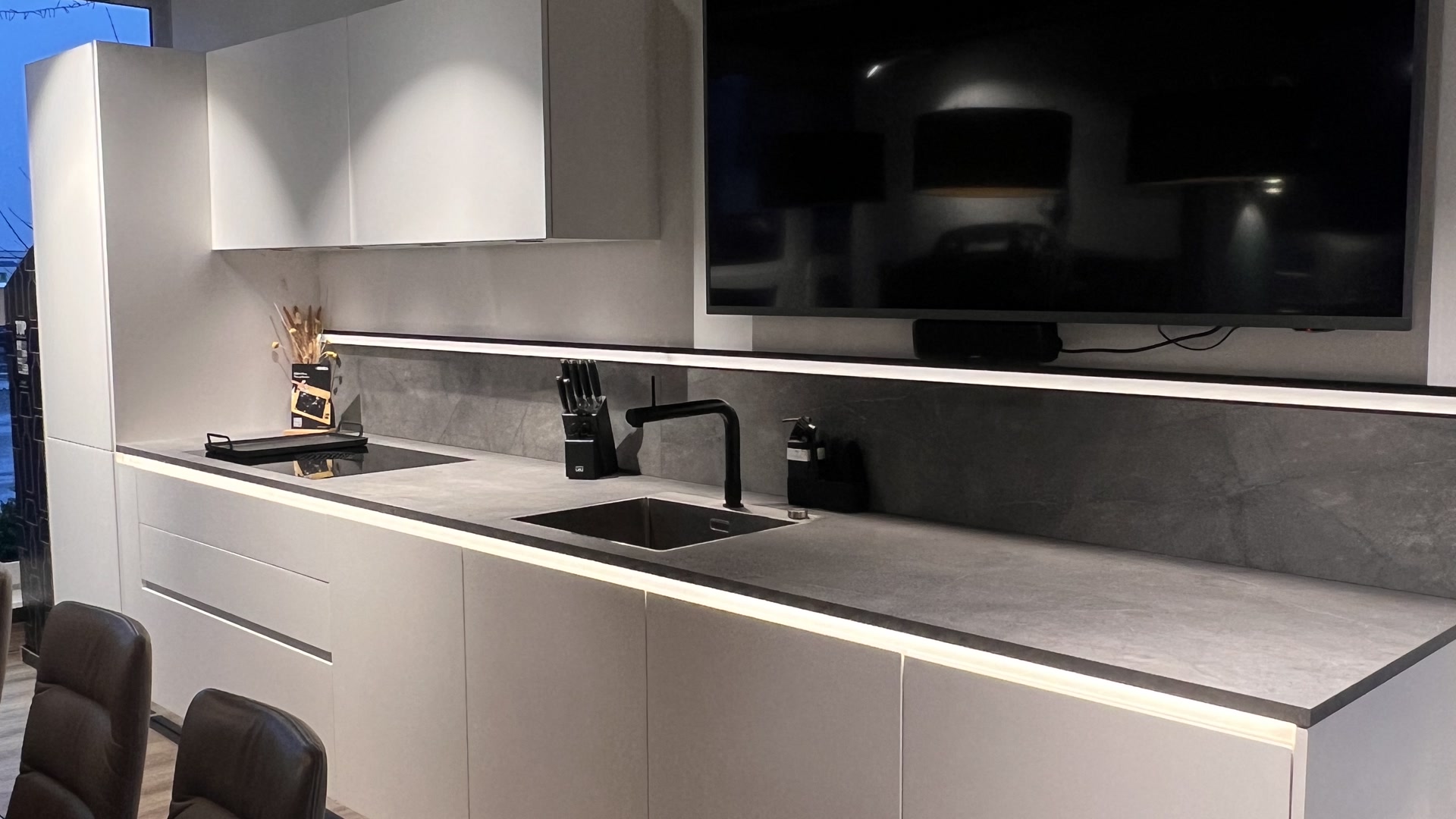 Elementa Systemat AV6000 Perfekt beleuchtete Küchen Art Küche in matt Lack GRIFFLOS
