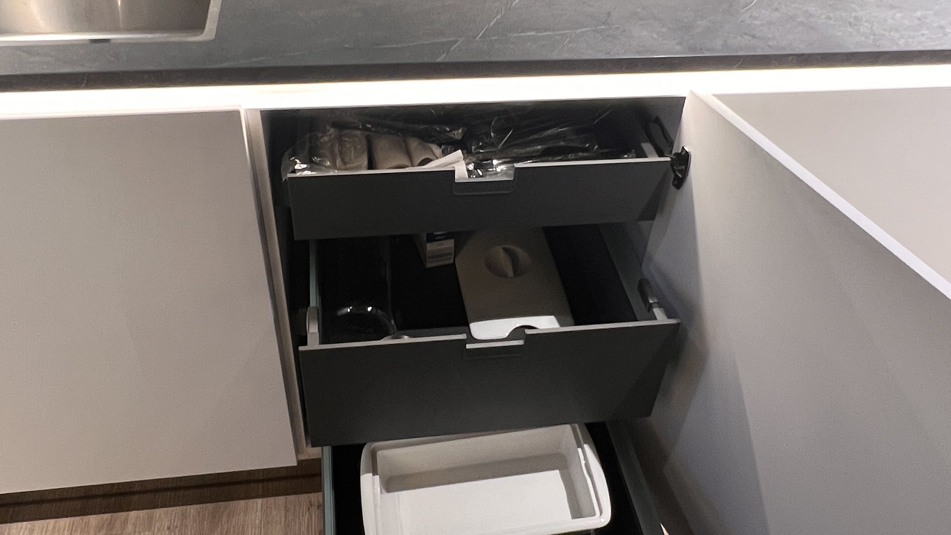 Elementa Systemat AV6000 Perfekt beleuchtete Küchen Art Küche in matt Lack GRIFFLOS