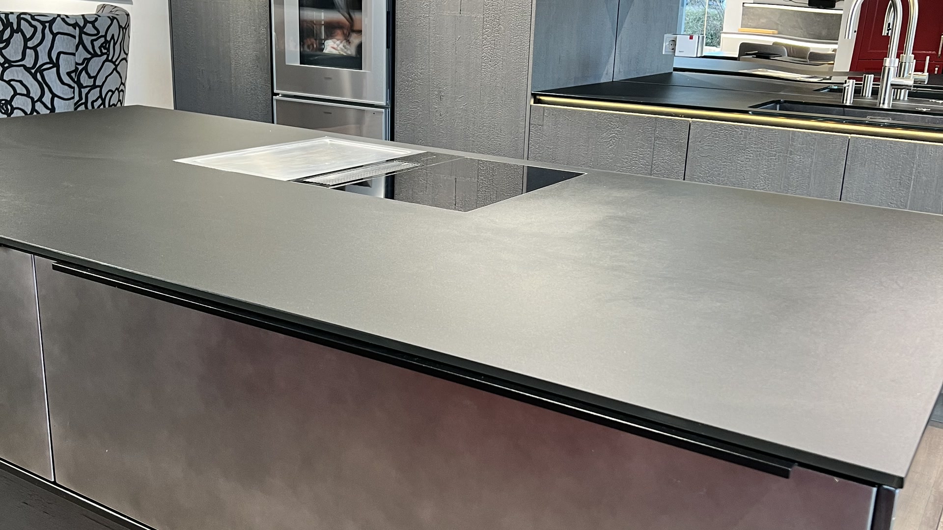 Elementa Vorführküche Industriestahl PG9 Vulkaneiche mit Industriestahl und Glas schwarz matt