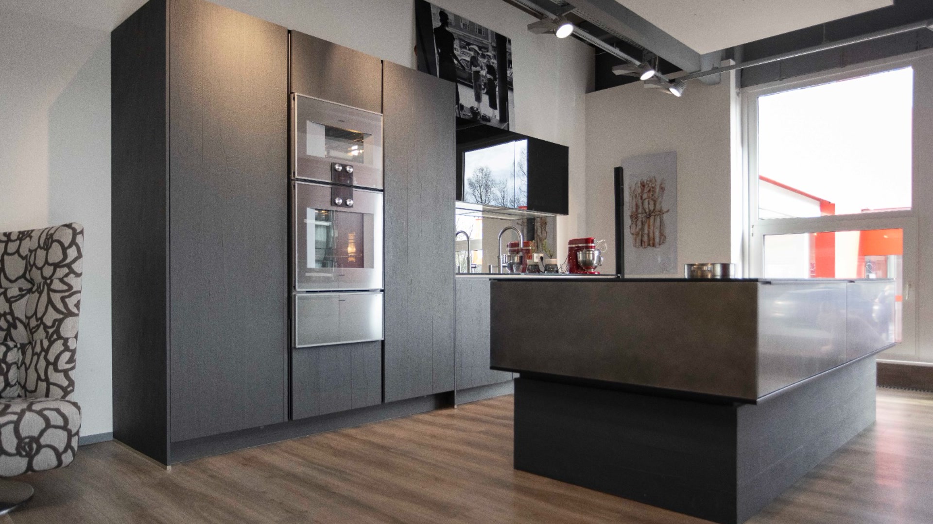 Elementa Vorführküche Industriestahl PG9 Vulkaneiche mit Industriestahl und Glas schwarz matt