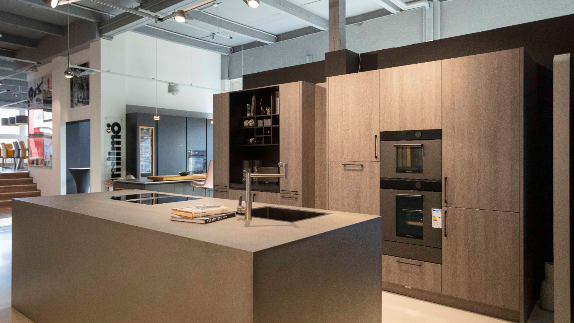 Häcker Ausstellungsküche mit Edelstahl Insel