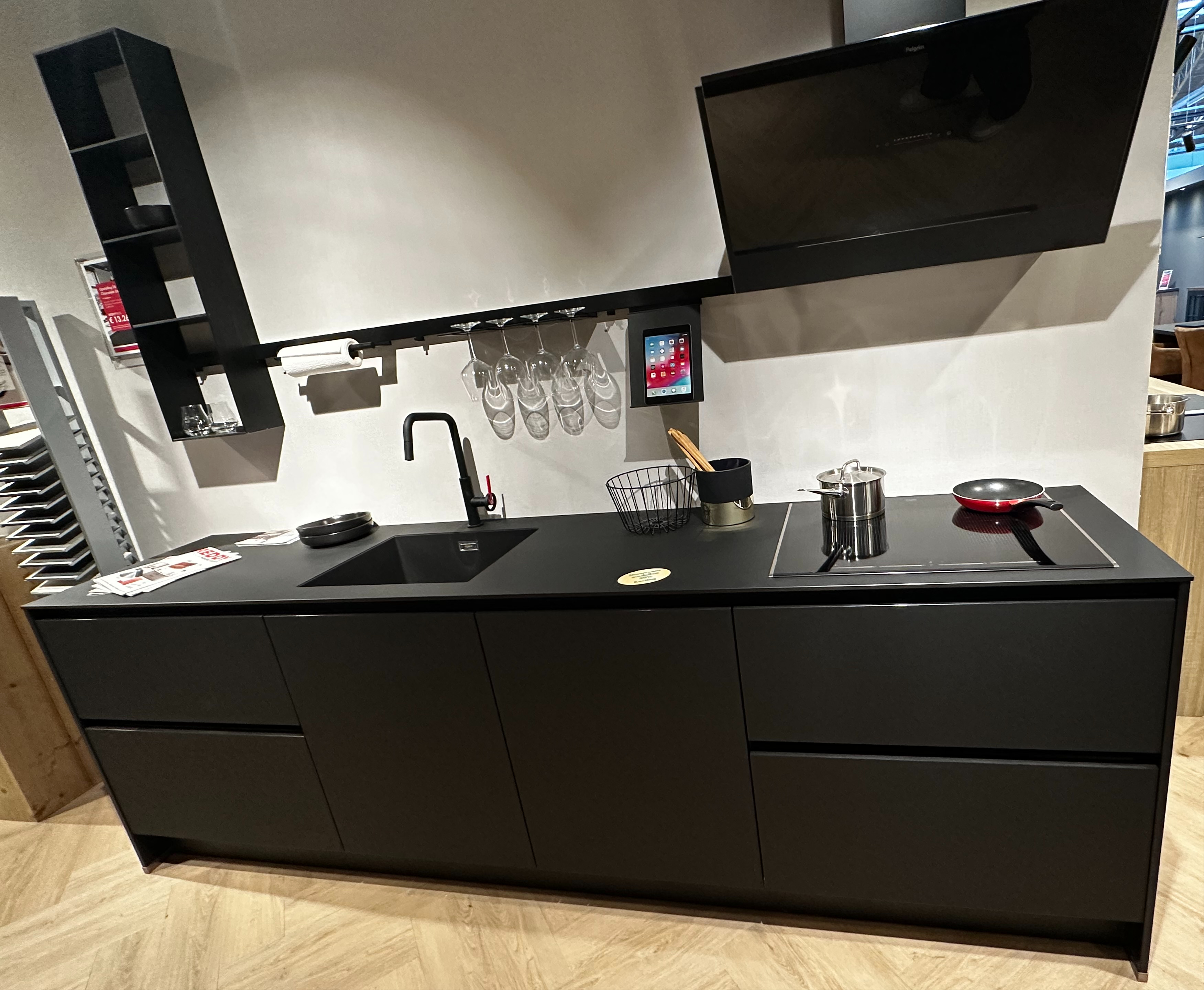 Moderne parallel keuken Chocolate Oak/zwart opstelling met pelgrim apparatuur.