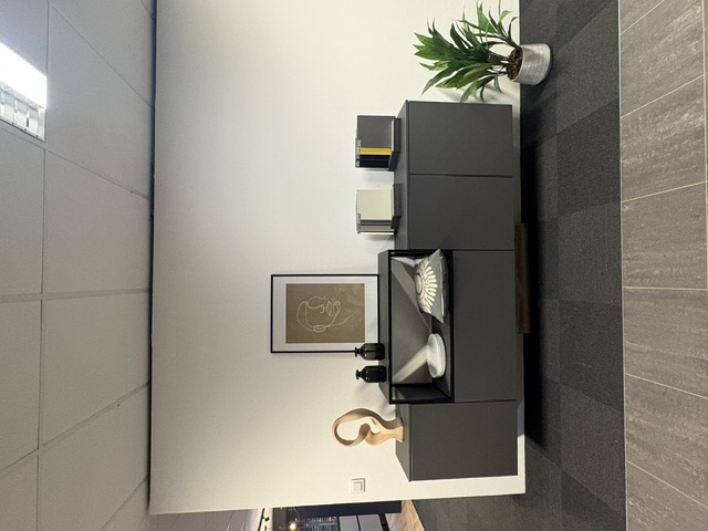 Minimalistische moderne keuken met een grafiet meubel en een keramiek marmer look, glanzend blad