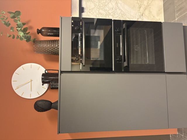 Minimalistische moderne keuken met een grafiet meubel en een keramiek marmer look, glanzend blad