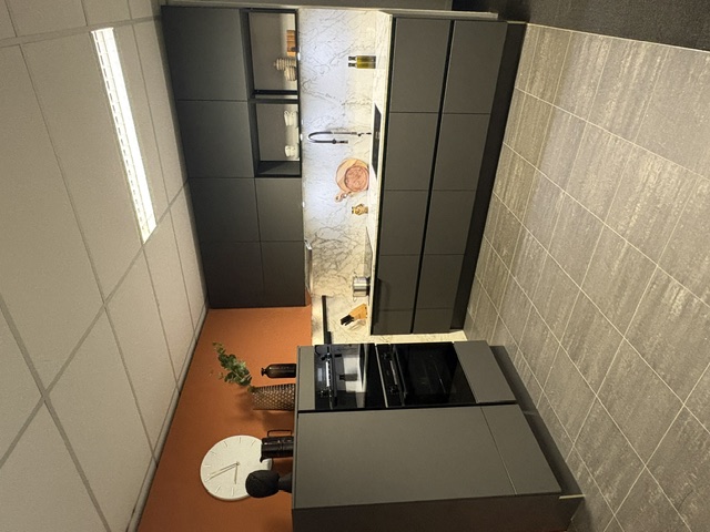 Minimalistische moderne keuken met een grafiet meubel en een keramiek marmer look, glanzend blad