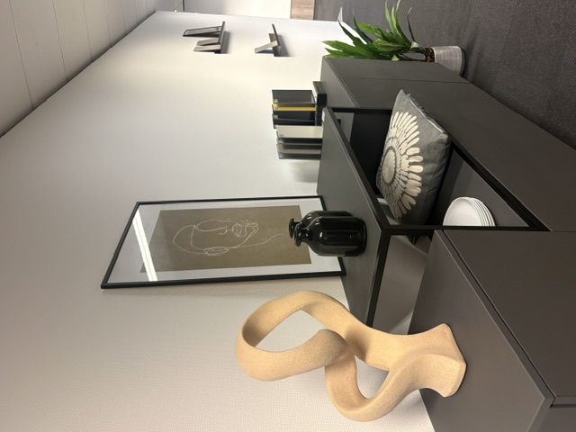 Minimalistische moderne keuken met een grafiet meubel en een keramiek marmer look, glanzend blad