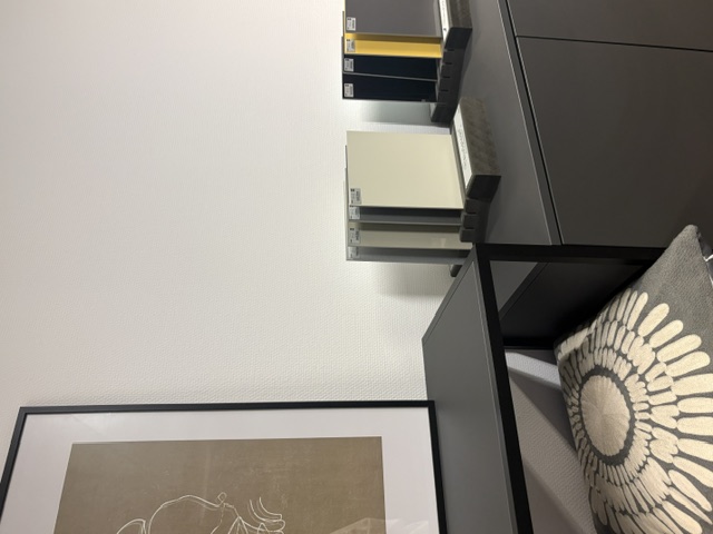 Minimalistische moderne keuken met een grafiet meubel en een keramiek marmer look, glanzend blad