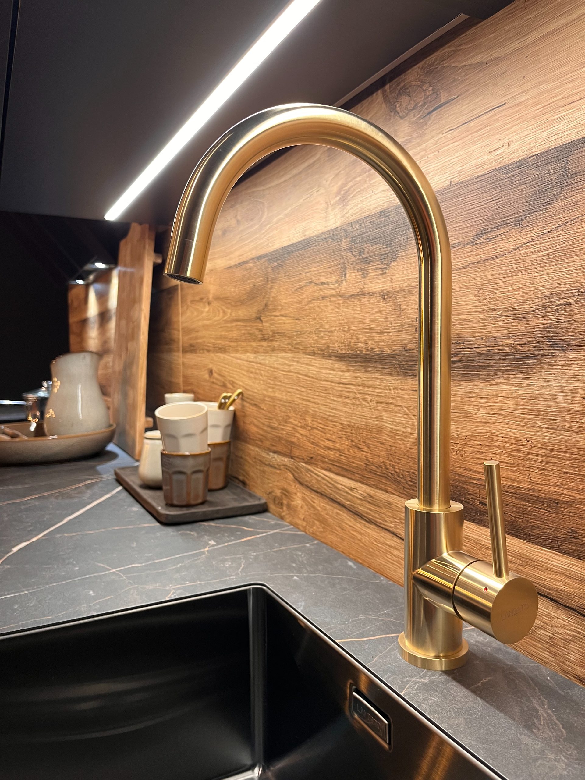 Luxe showroomkeuken in mat zwart en warm hout