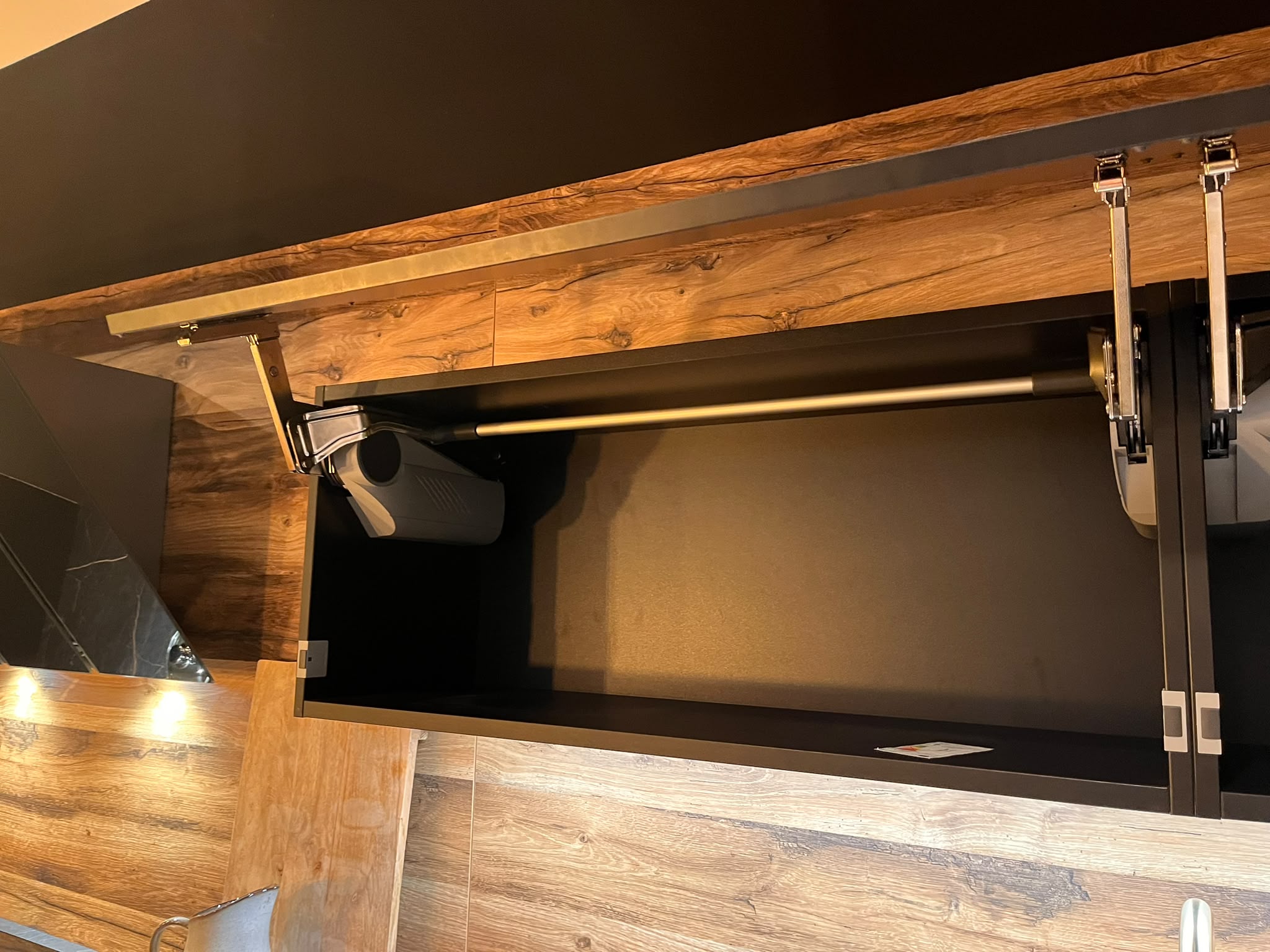 Luxe showroomkeuken in mat zwart en warm hout