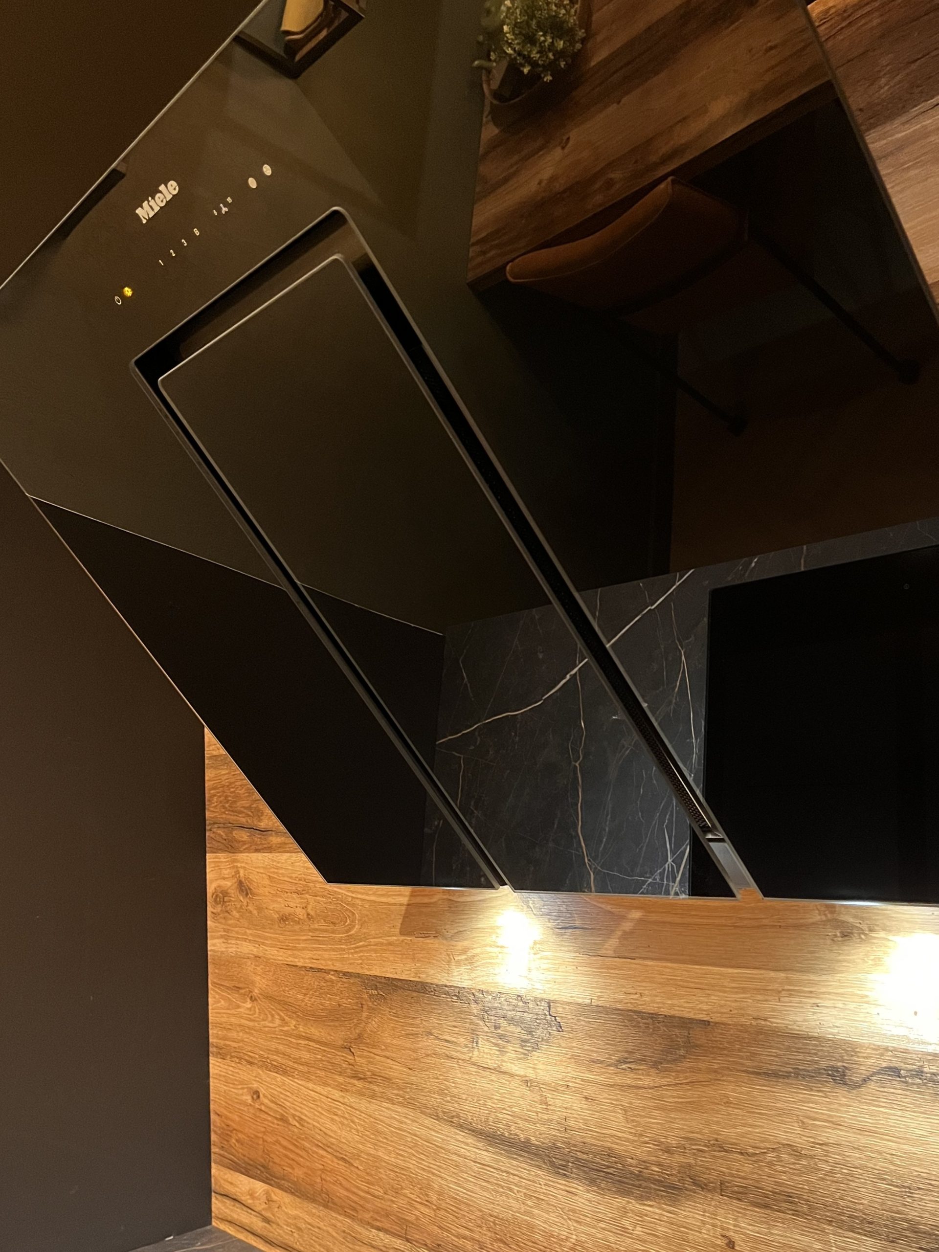 Luxe showroomkeuken in mat zwart en warm hout