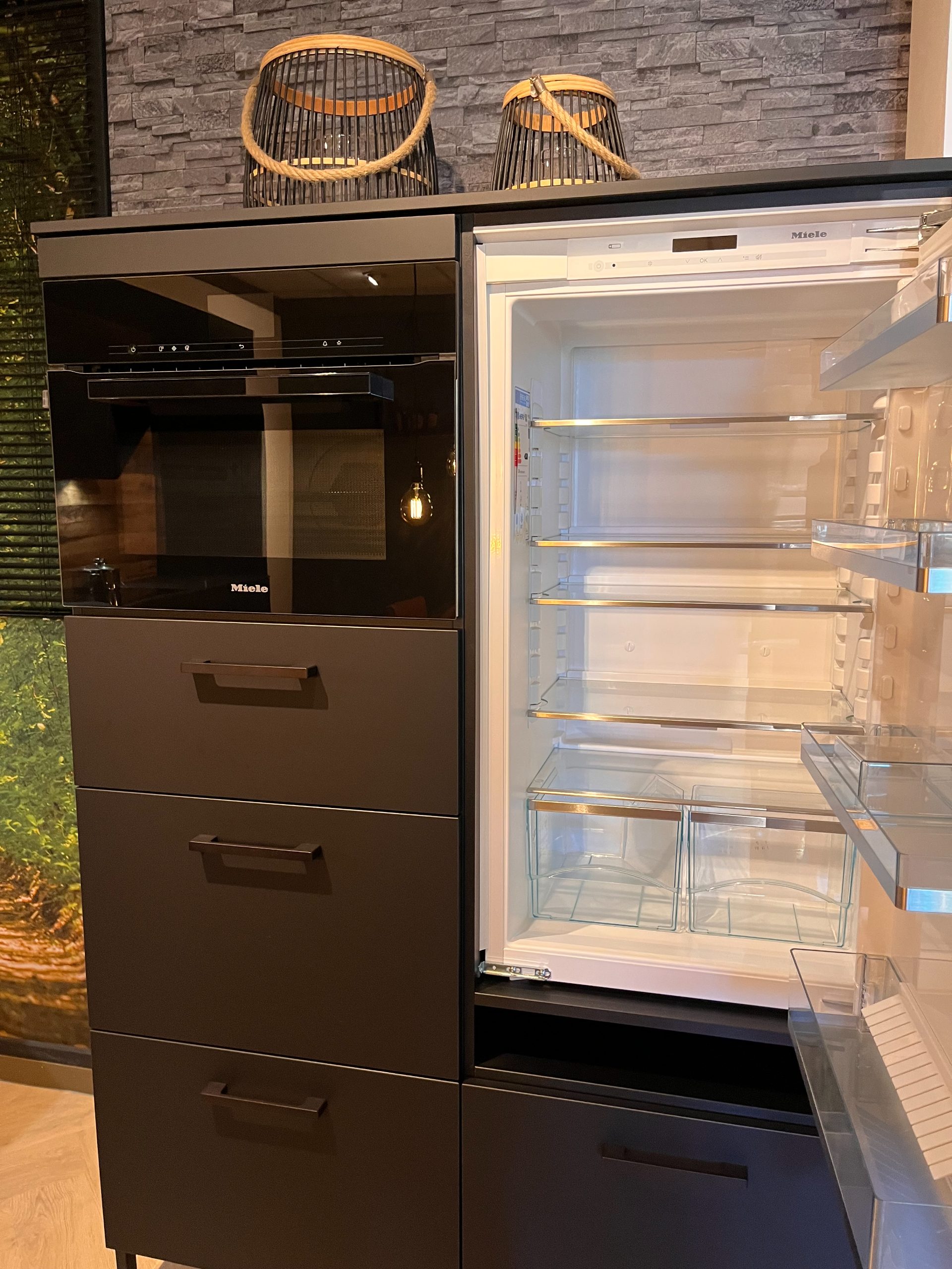 Luxe showroomkeuken in mat zwart en warm hout