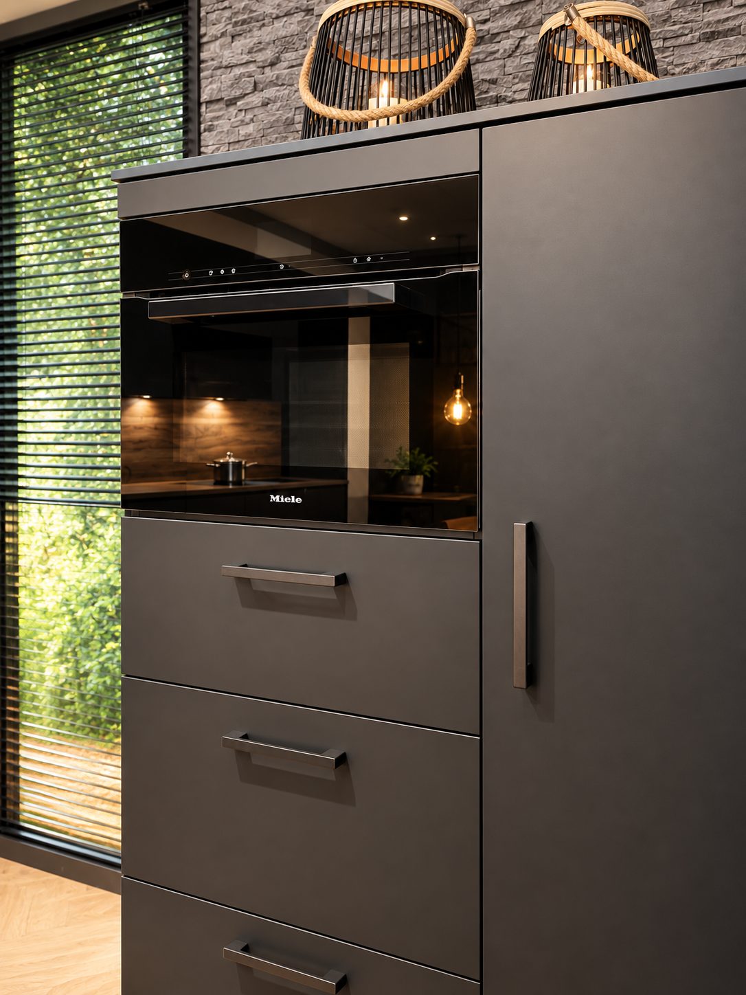 Luxe showroomkeuken in mat zwart en warm hout