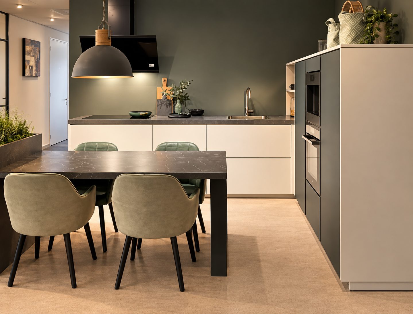 Stijlvolle greeploze L-vormige showroomkeuken met tafel