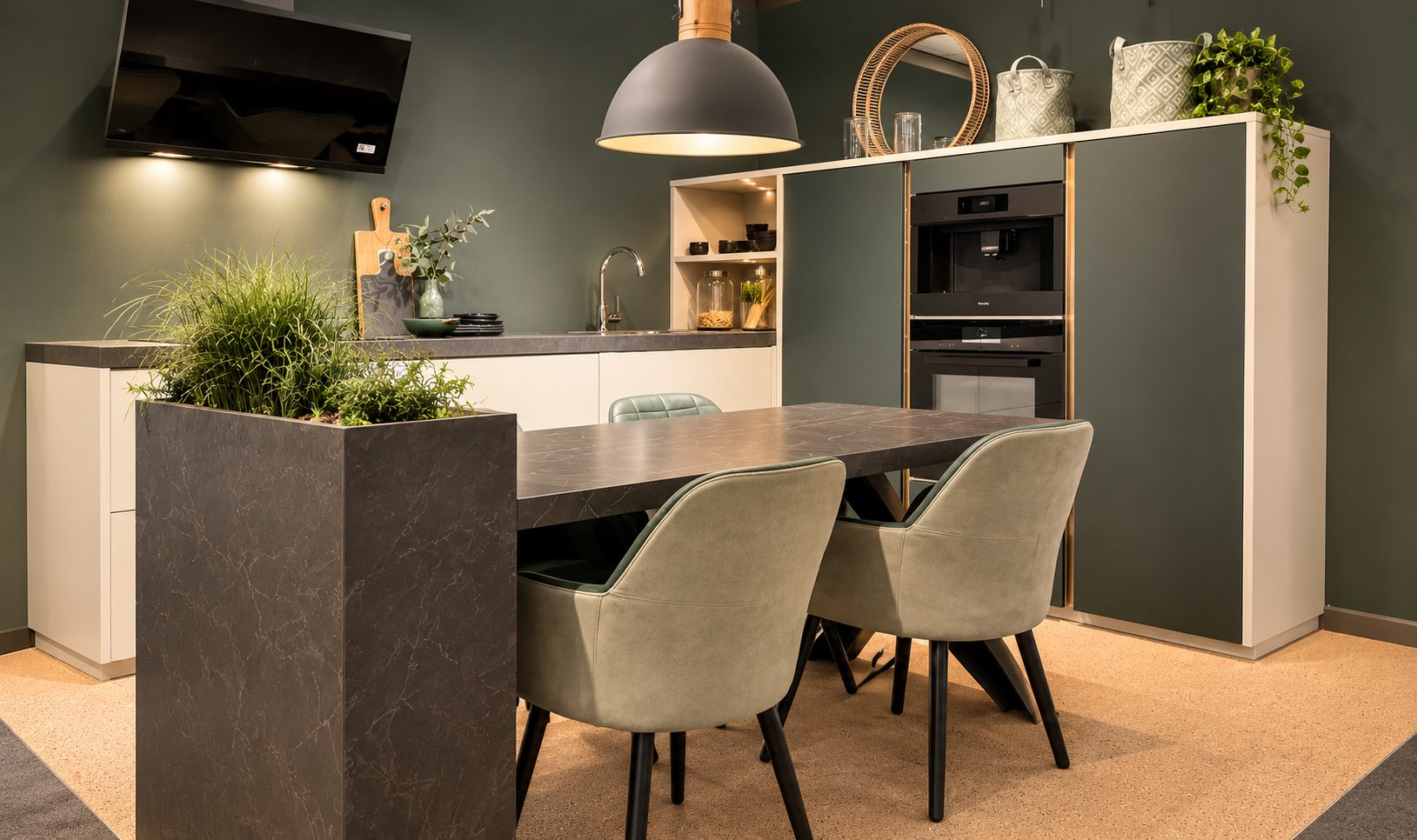 Stijlvolle greeploze L-vormige showroomkeuken met tafel