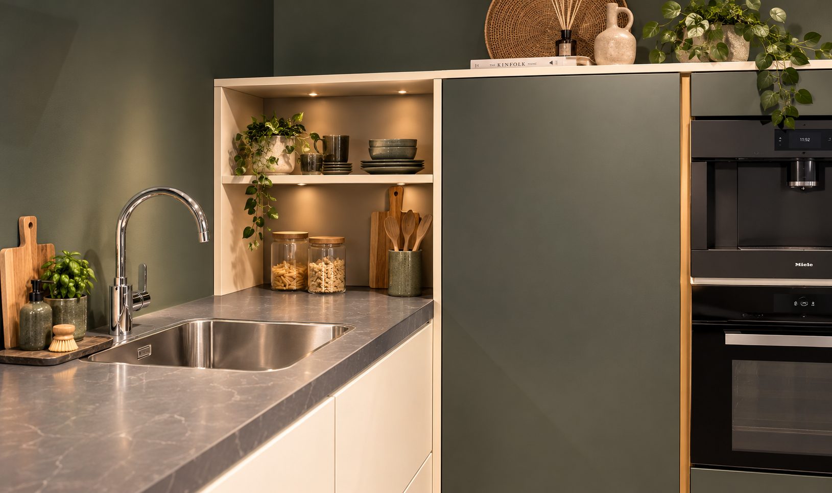 Stijlvolle greeploze L-vormige showroomkeuken met tafel