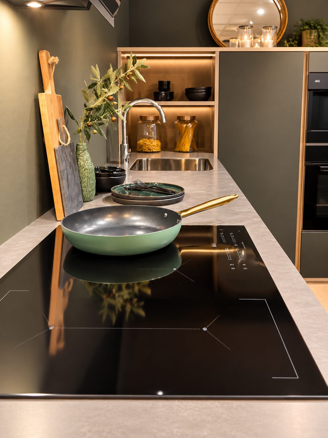 Stijlvolle greeploze L-vormige showroomkeuken met tafel
