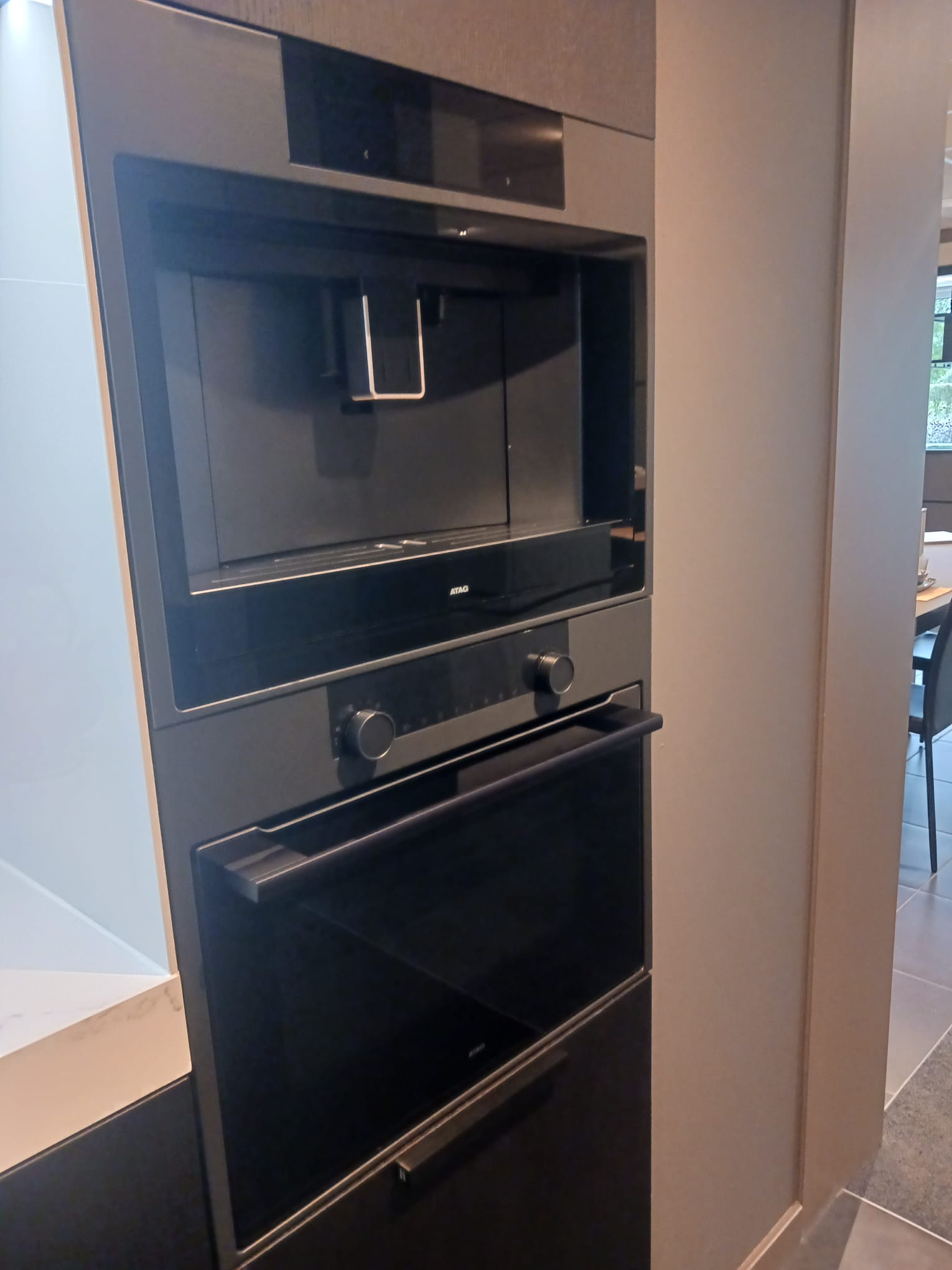 Luxe zwarte Poggenpohl-showroomkeuken