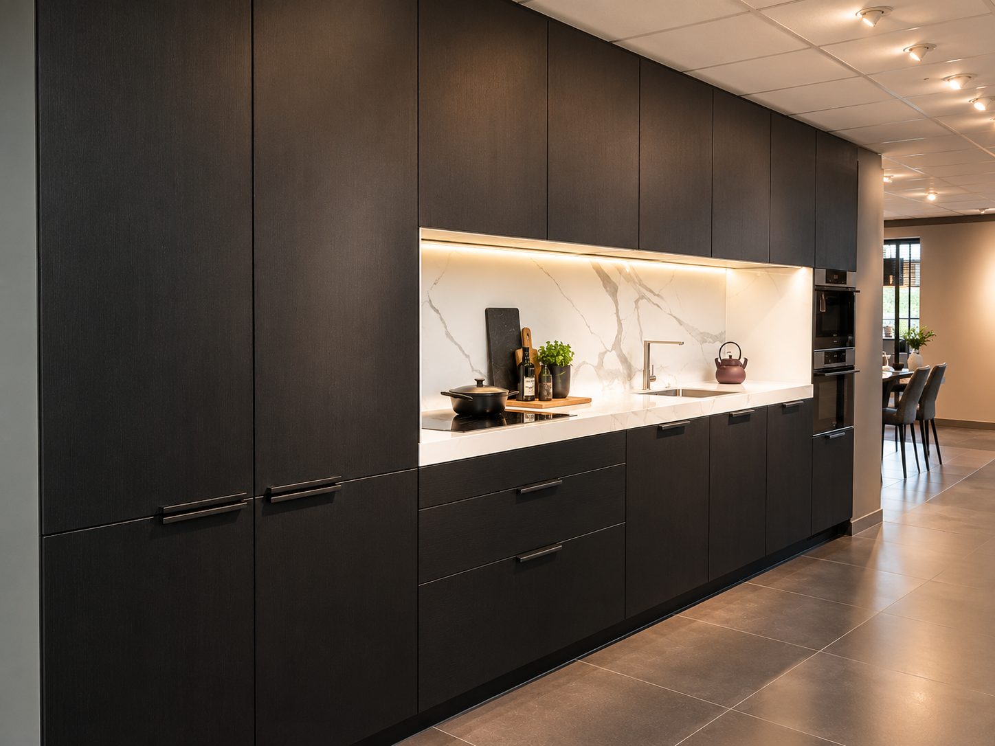 Luxe zwarte Poggenpohl-showroomkeuken