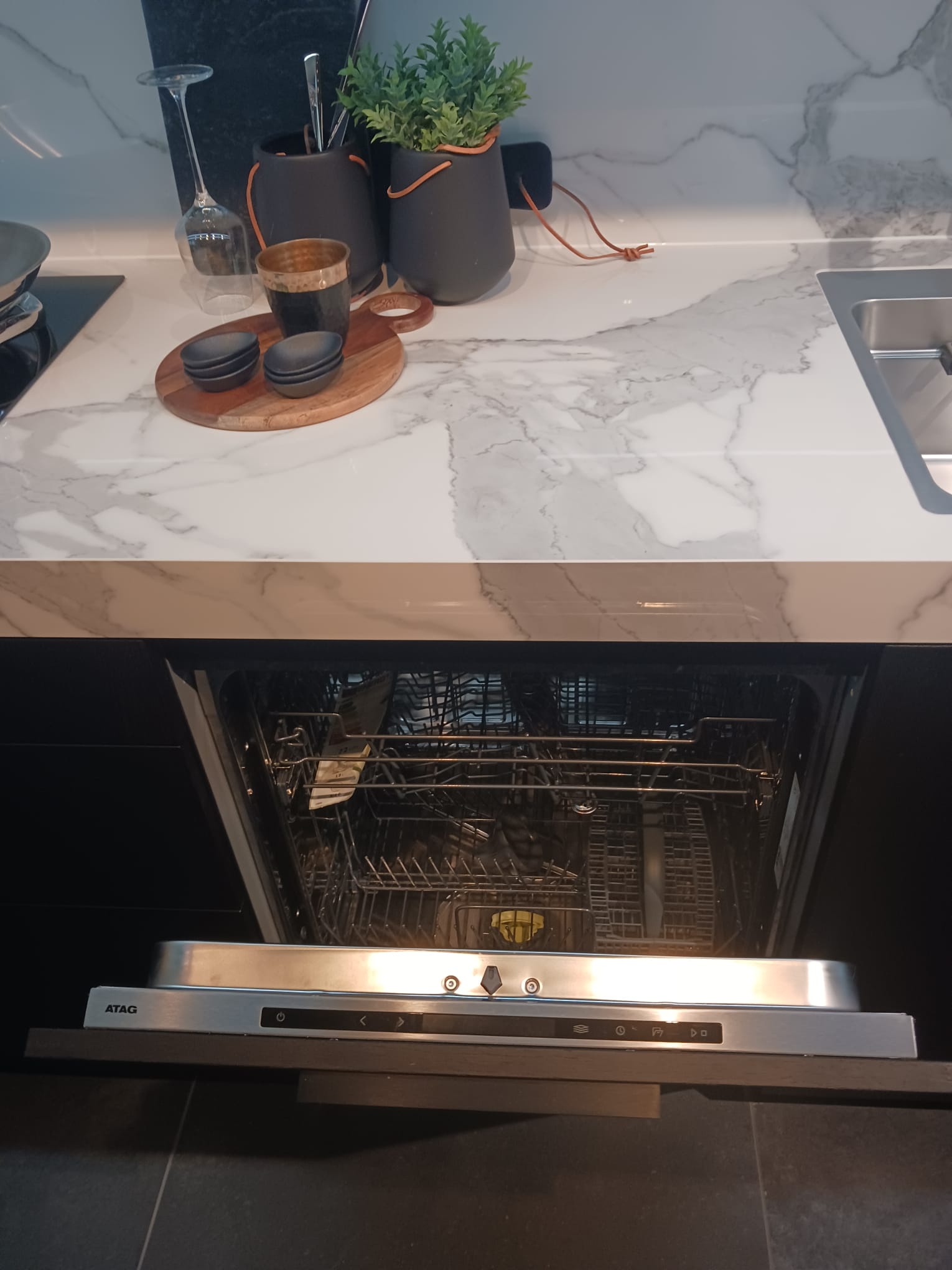Luxe zwarte Poggenpohl-showroomkeuken