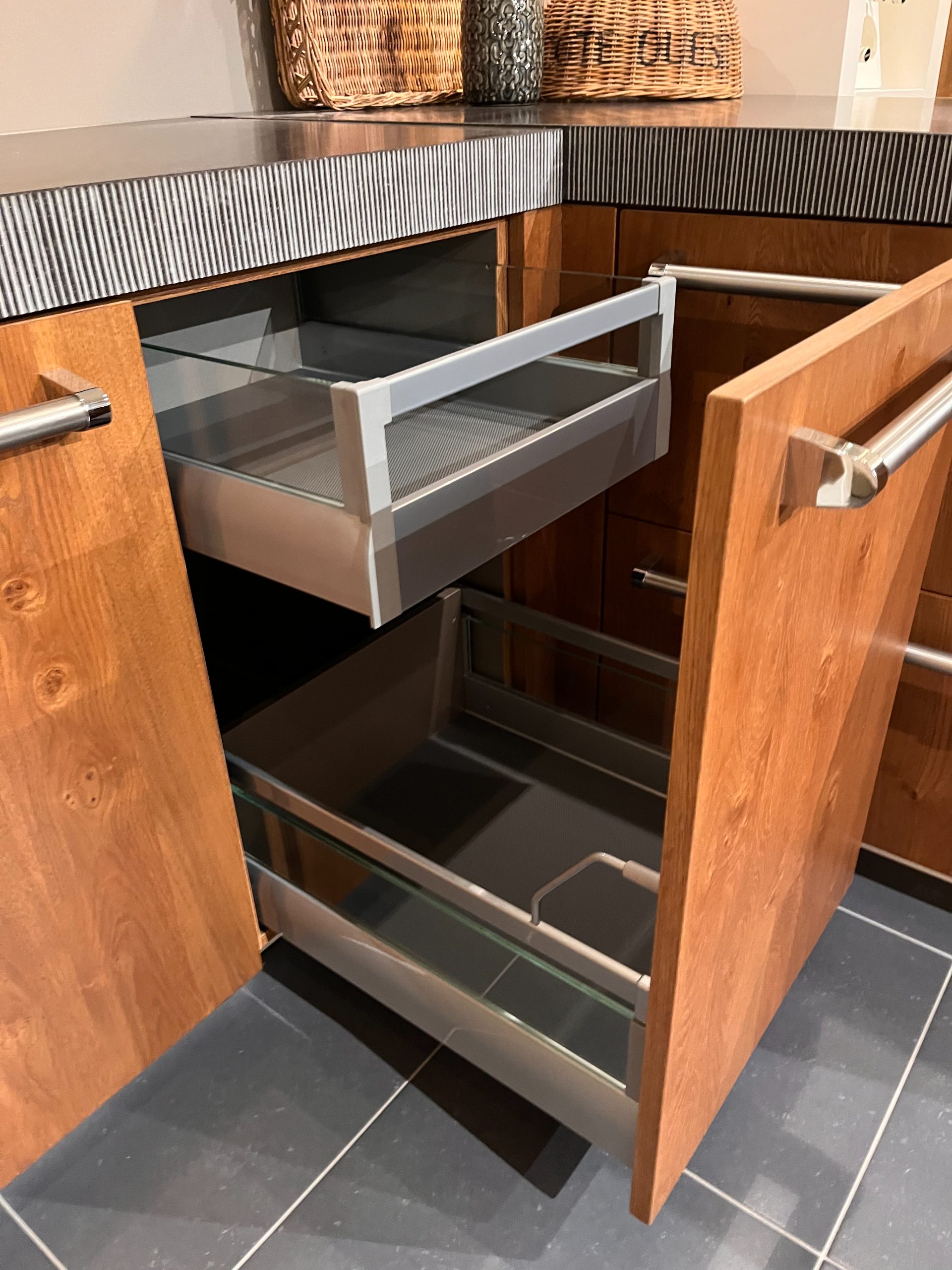 Showroomkeuken in massief eikenfineer, smoke grey
