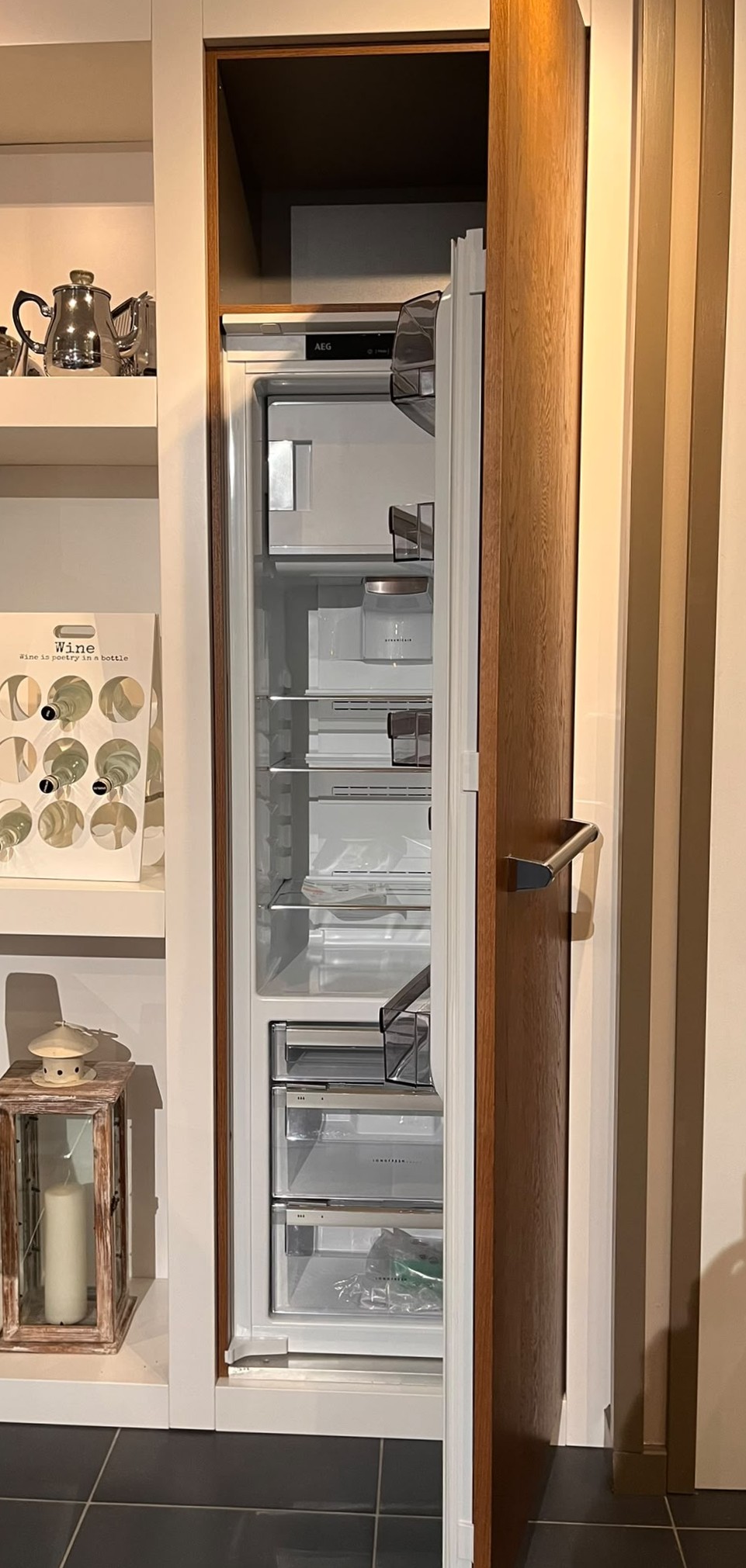 Showroomkeuken in massief eikenfineer, smoke grey