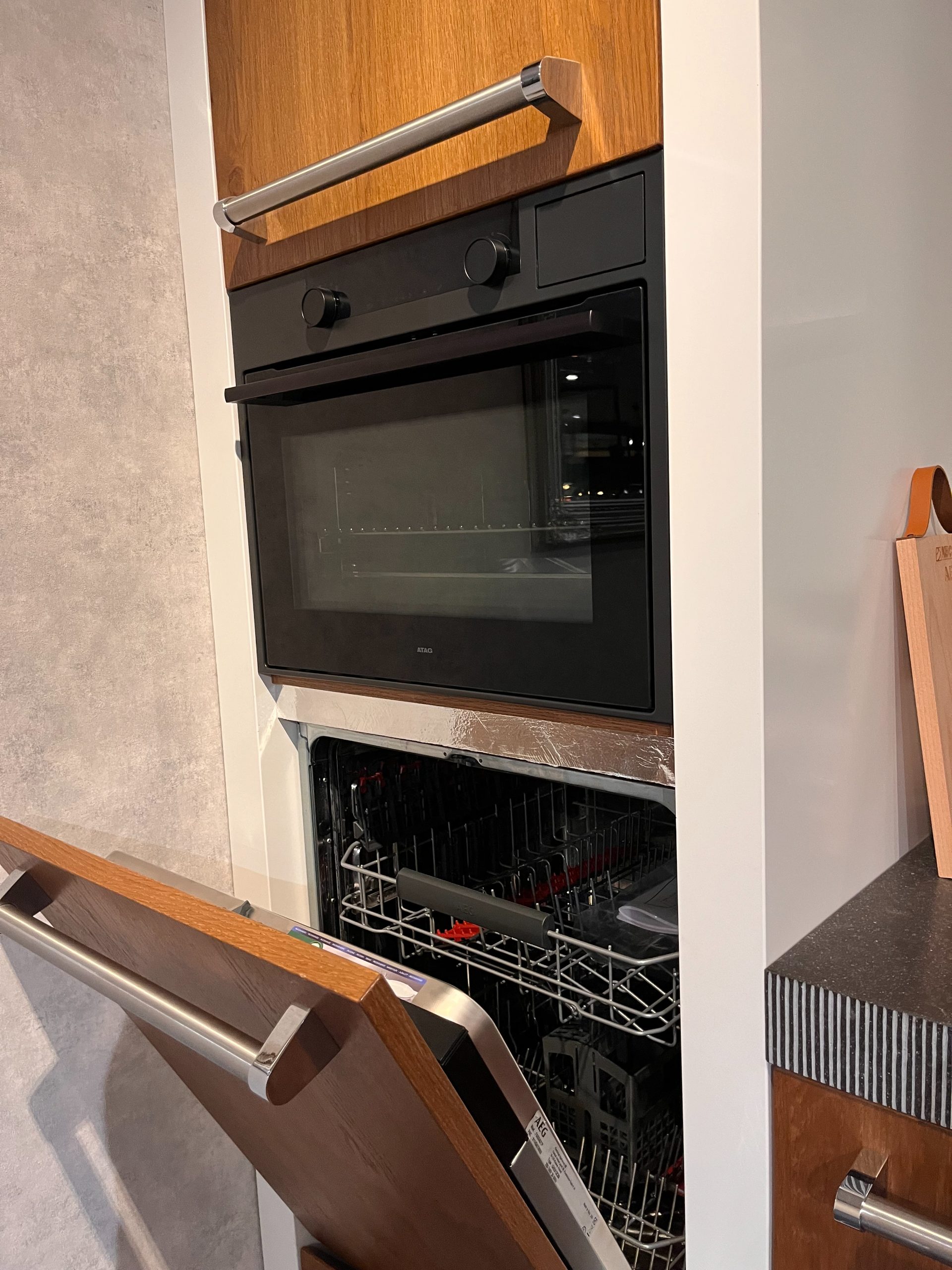 Showroomkeuken in massief eikenfineer, smoke grey