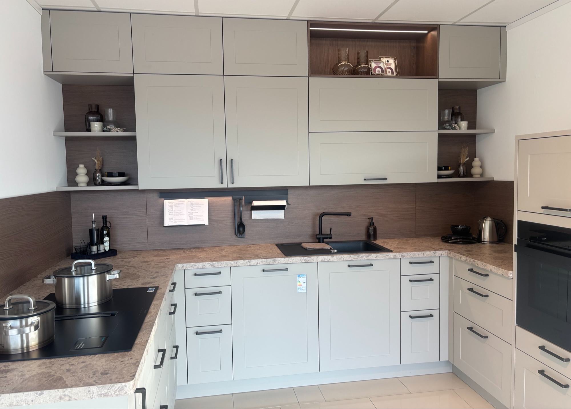 Moderne Landhausküche in Steinbeige