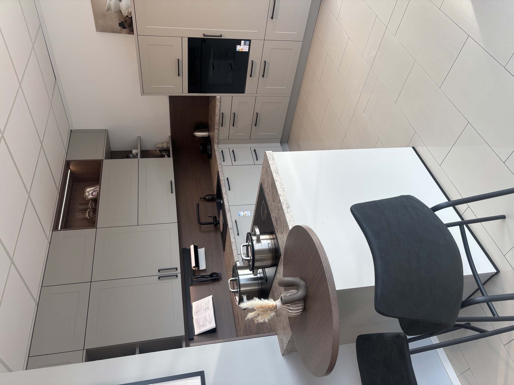 Moderne Landhausküche in Steinbeige