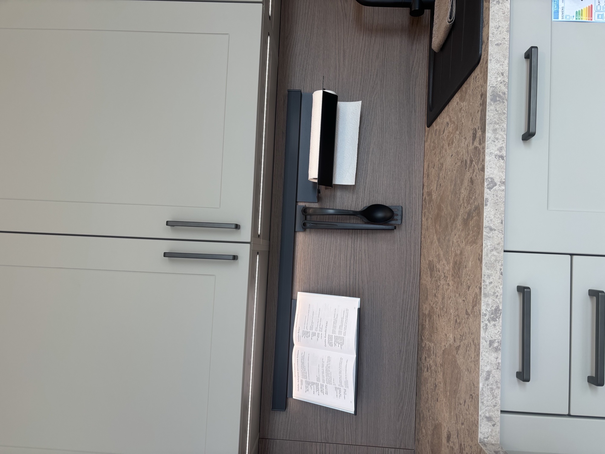 Moderne Landhausküche in Steinbeige