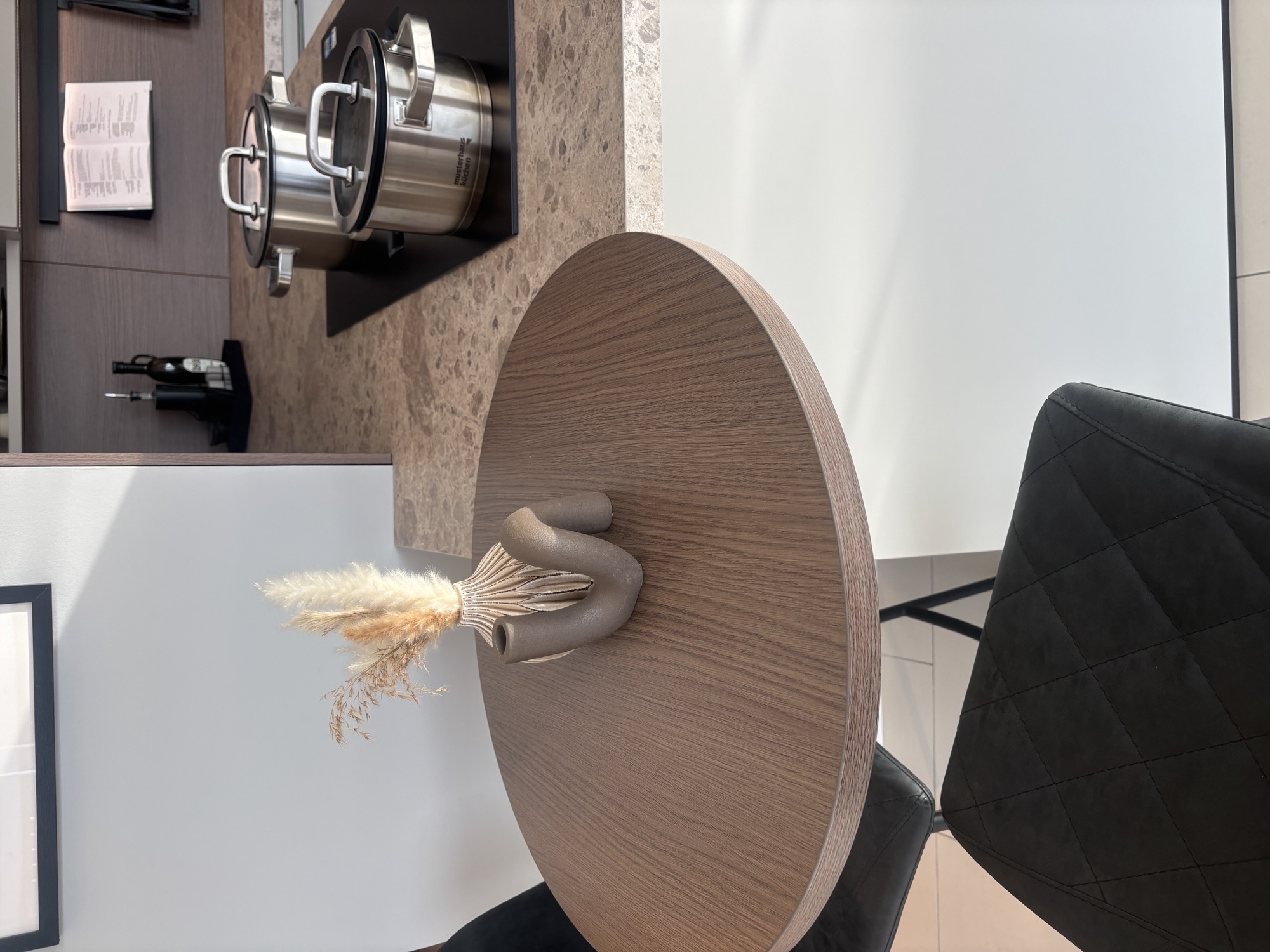 Moderne Landhausküche in Steinbeige