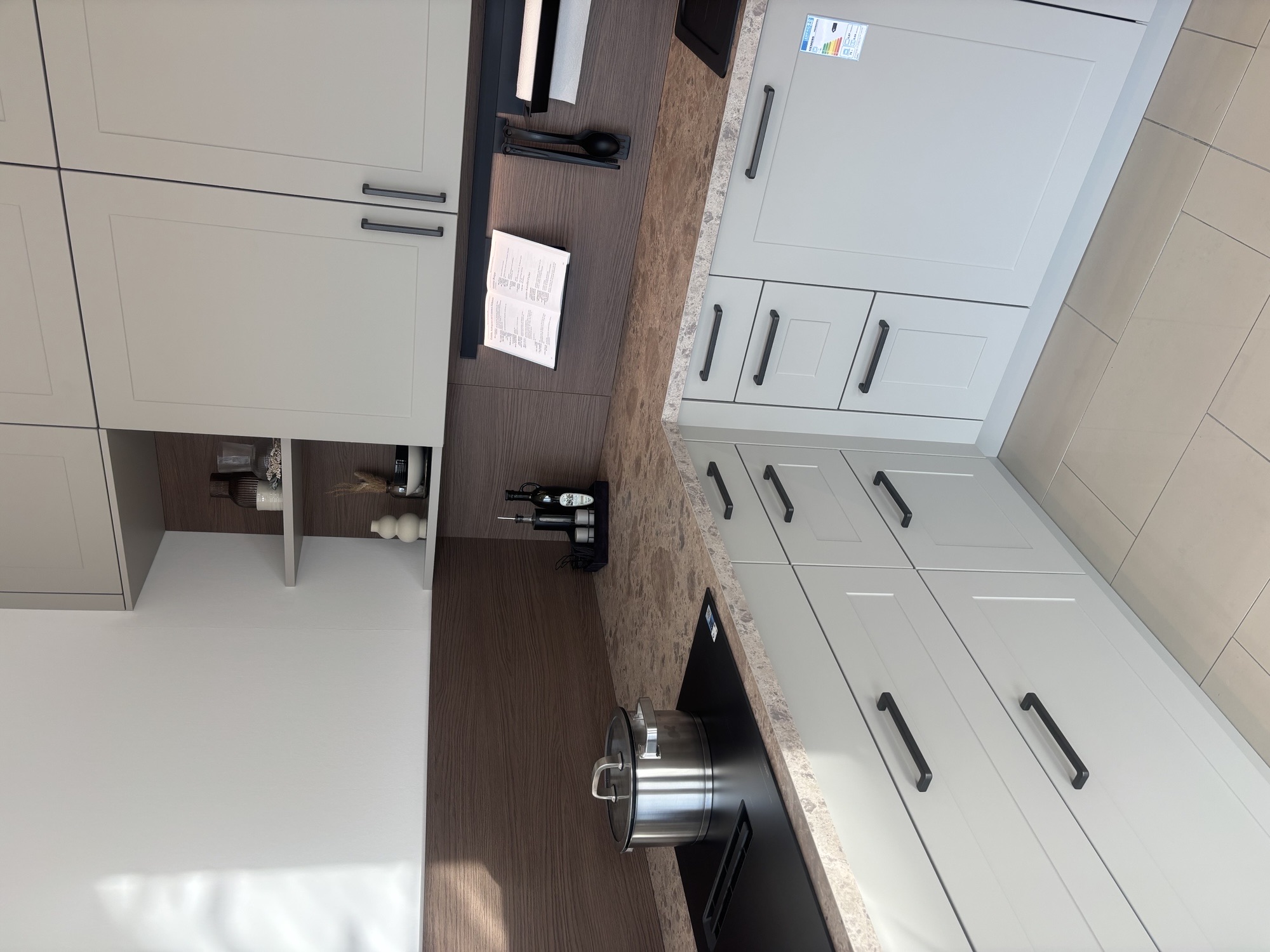 Moderne Landhausküche in Steinbeige