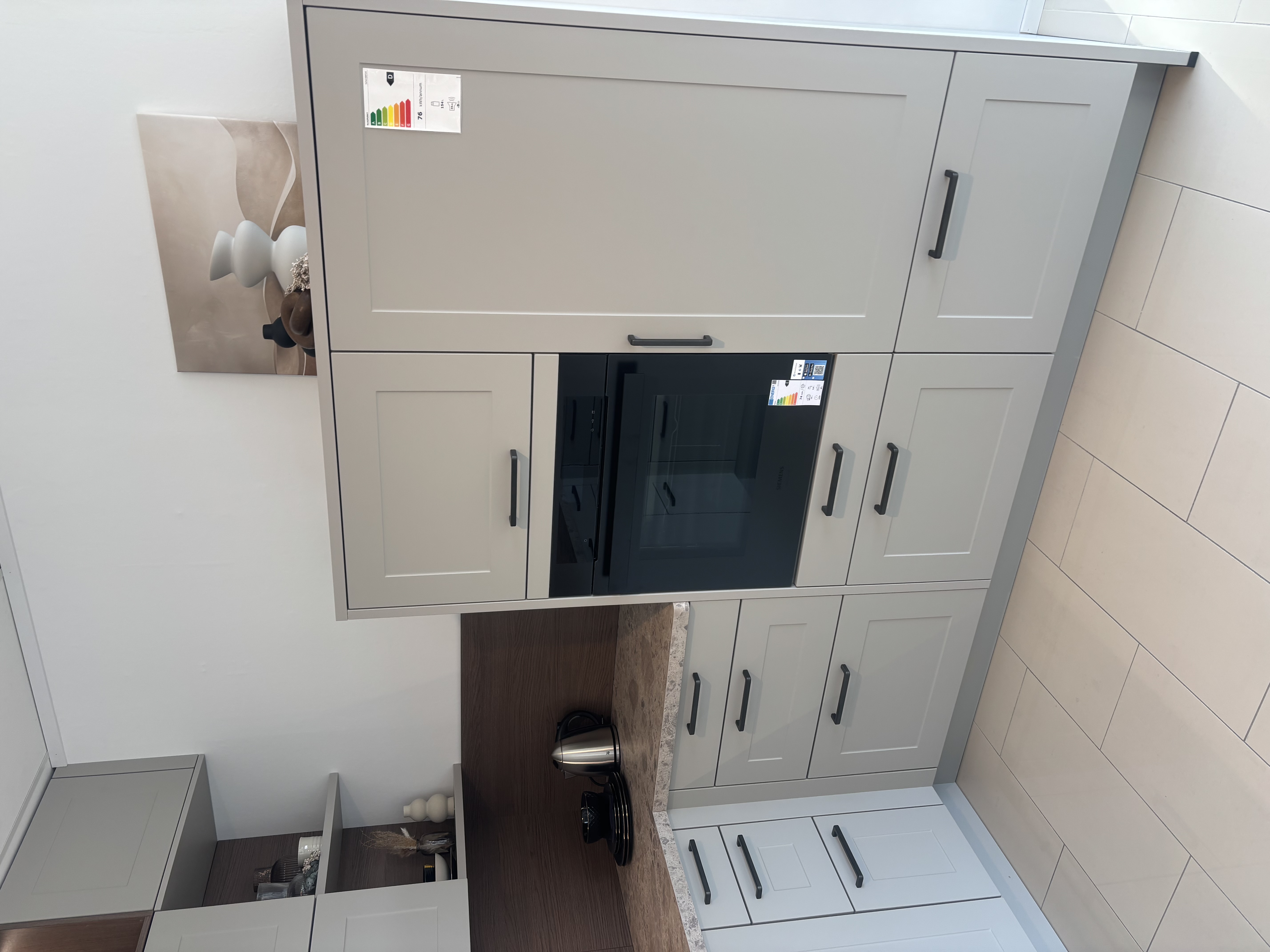 Moderne Landhausküche in Steinbeige