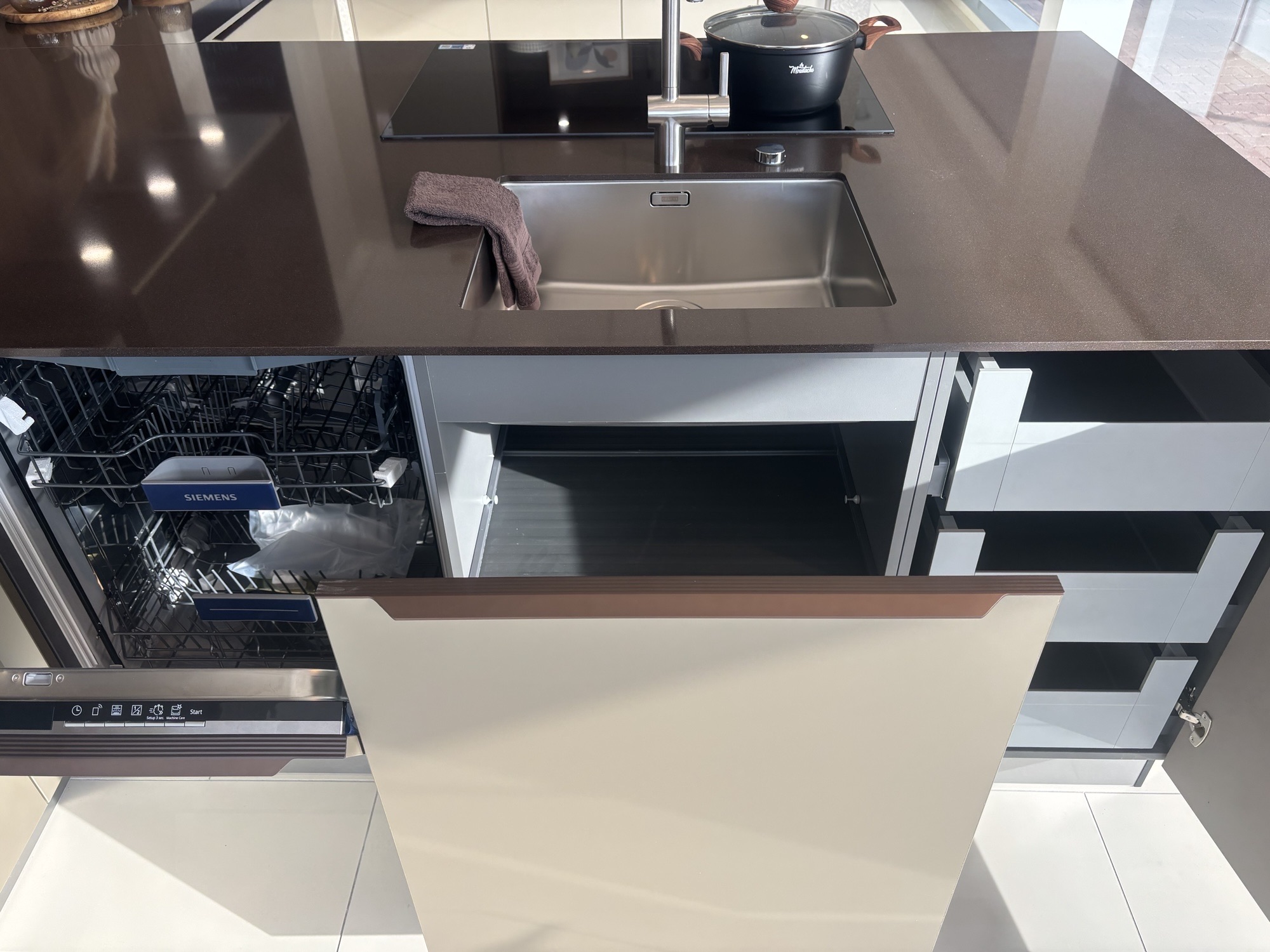 ELEMENTA Concept130 VEGAS in Champagner und Braun metallic inkl. Geräte