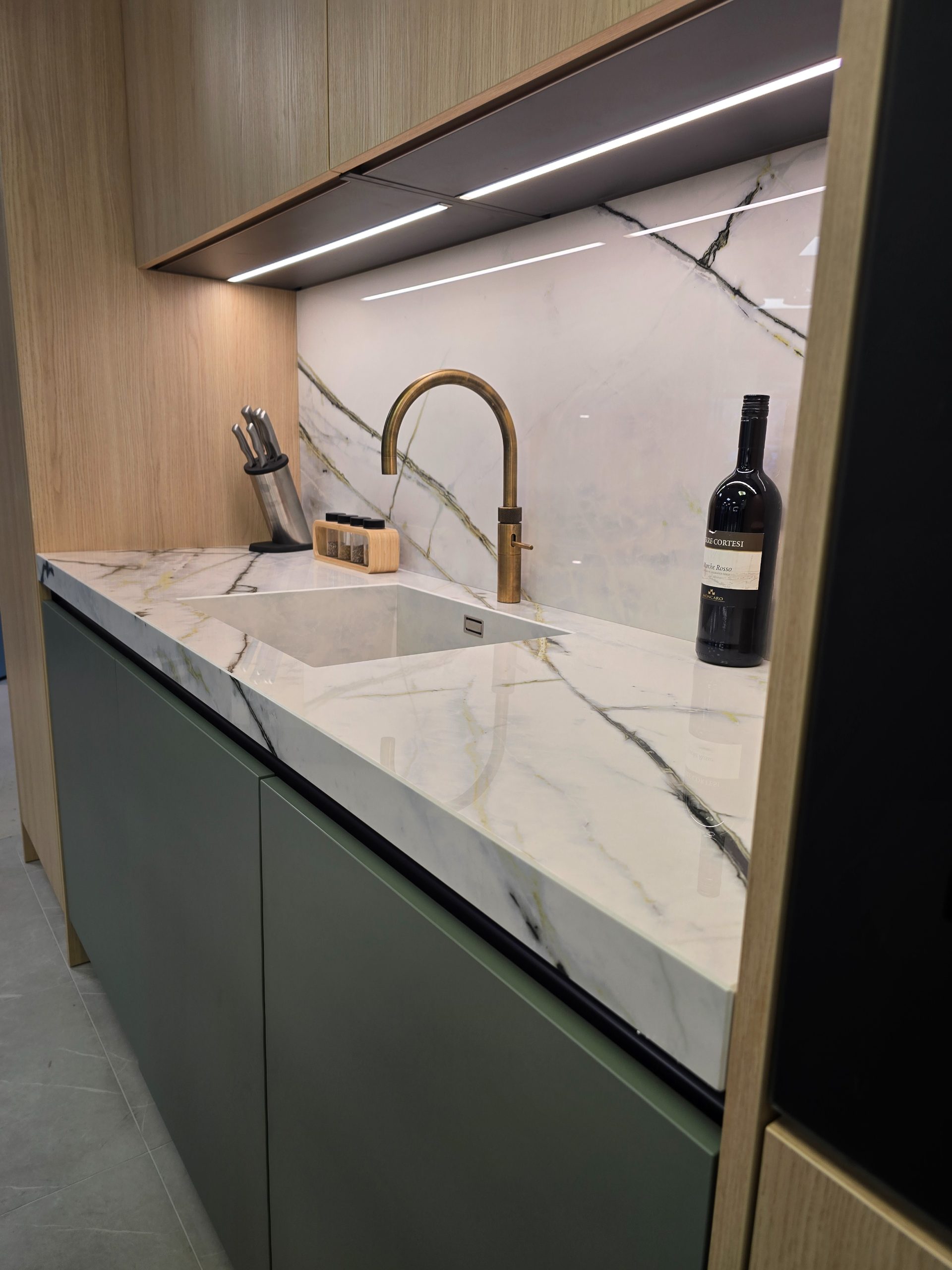 Luxe keuken van Pure met kookeiland