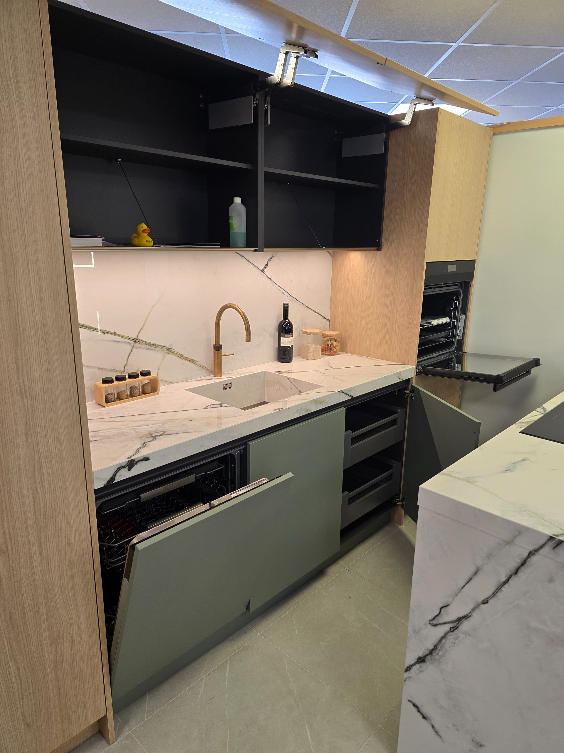 Luxe keuken van Pure met kookeiland