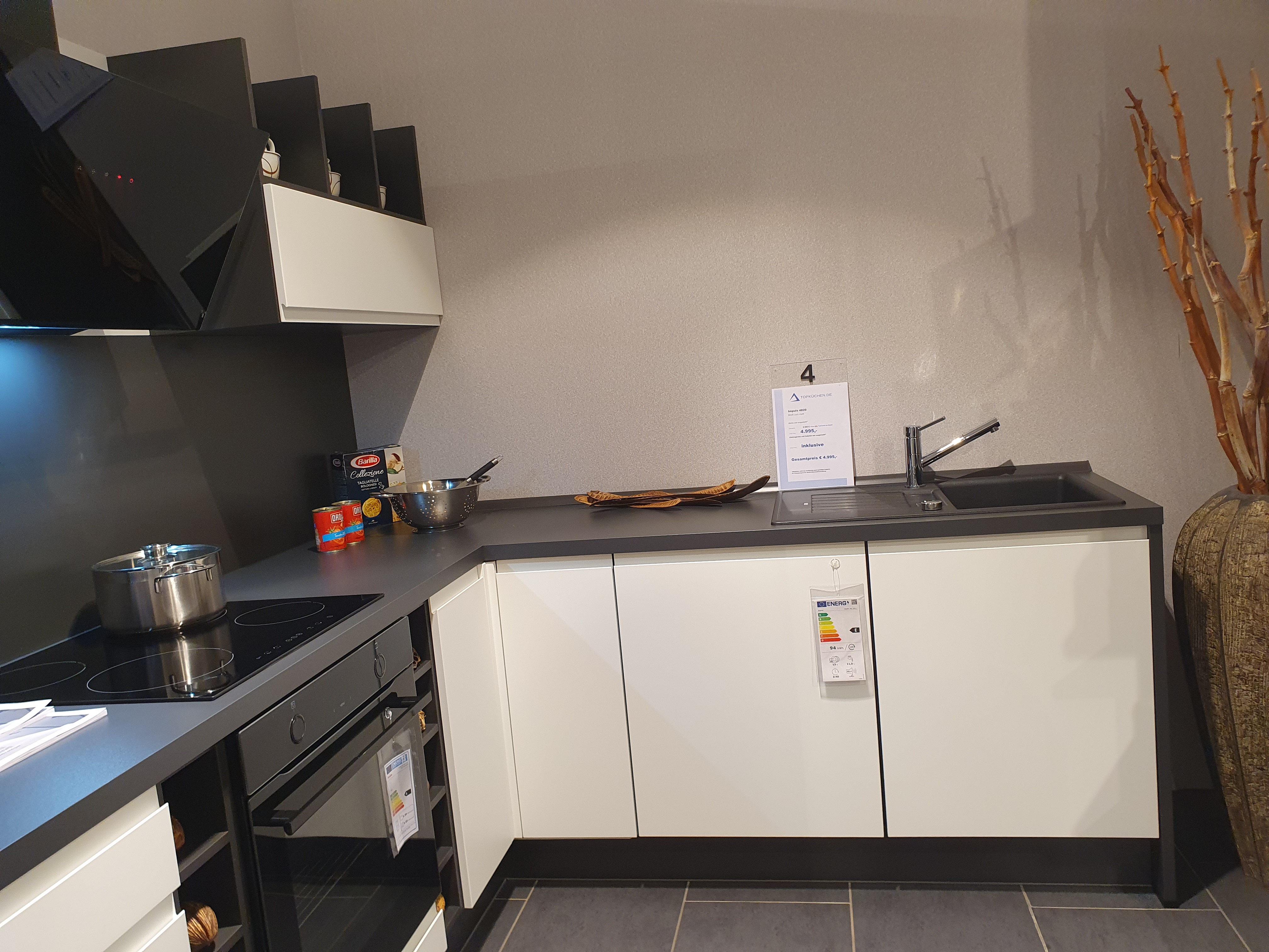 IP 4820 Weiß Lack matt Front in mattem Weiß und einer edlen Arbeitsplatte in Grafit 424
