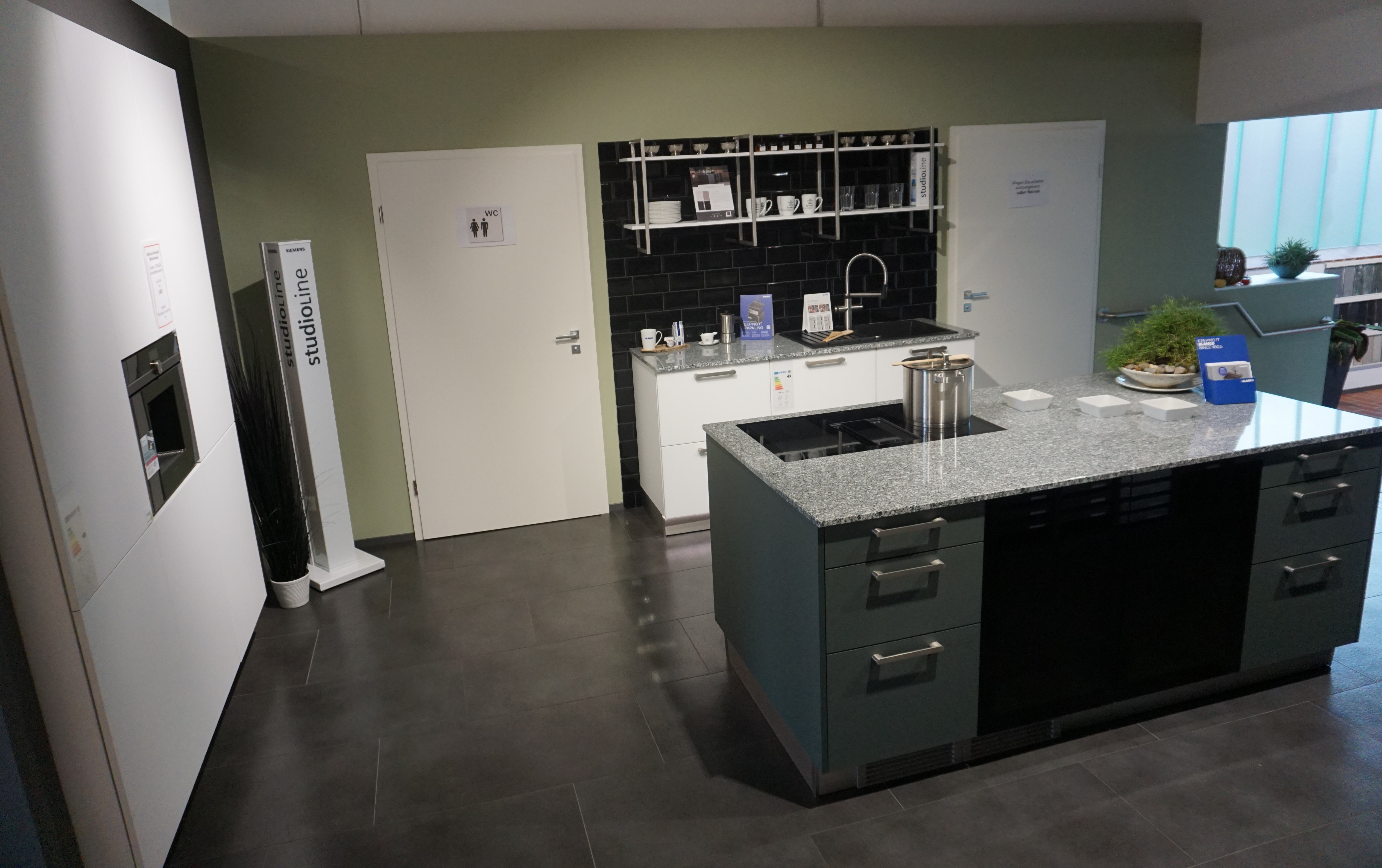 Offene und moderne Küche mit Polymerglas und einer Insel in edlem Grün