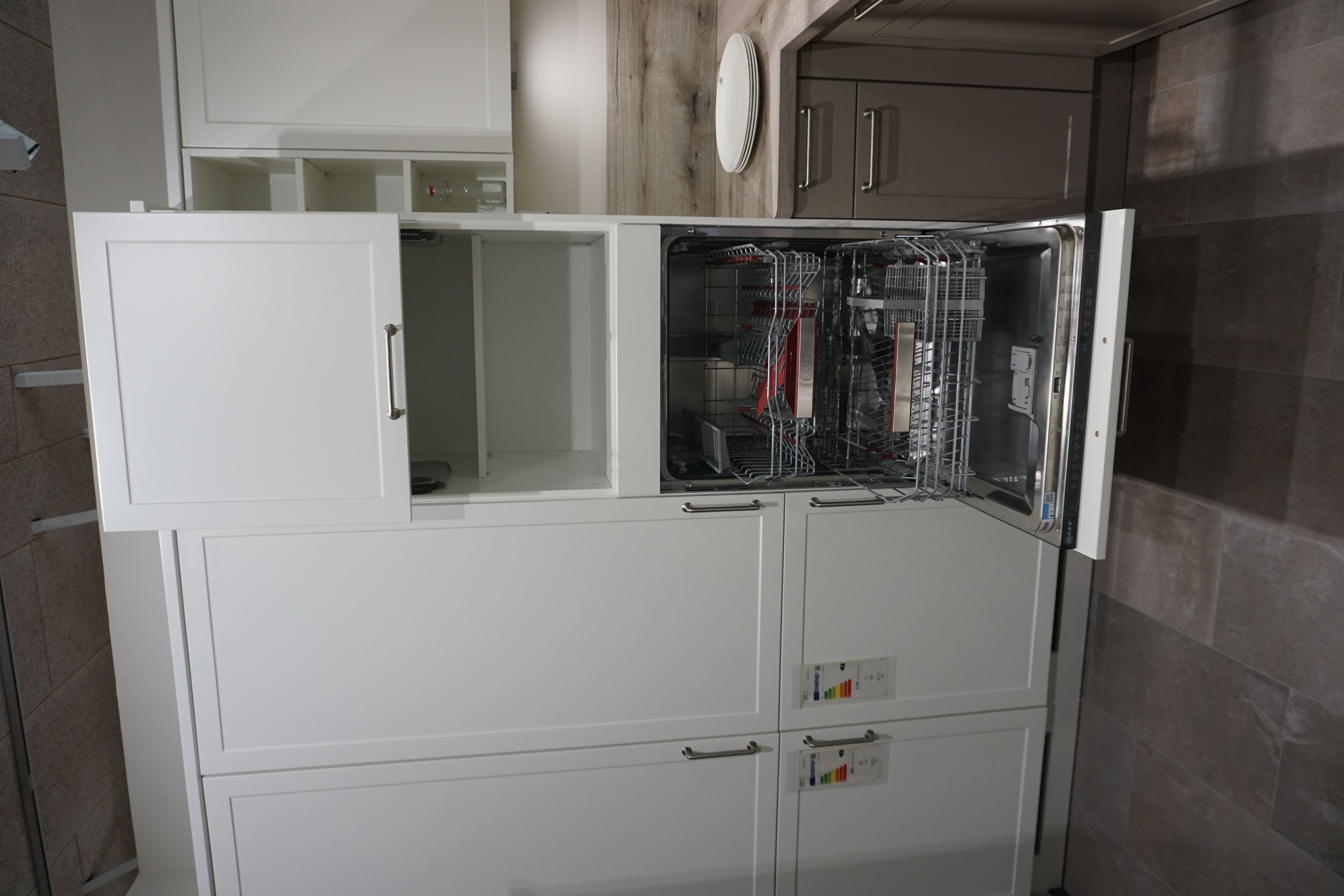 Moderne Landhausküche in weiß und greige