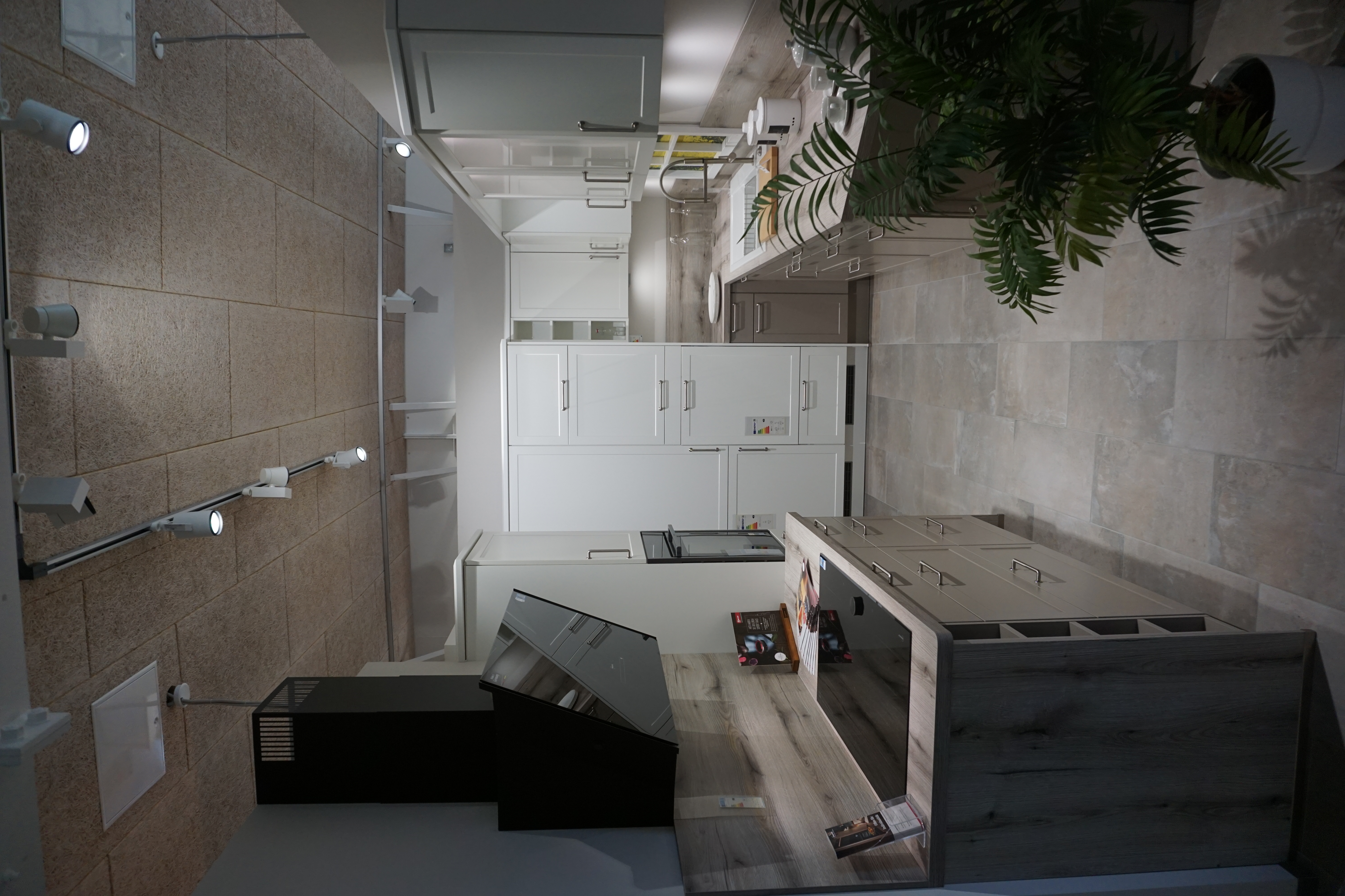 Moderne Landhausküche in weiß und greige