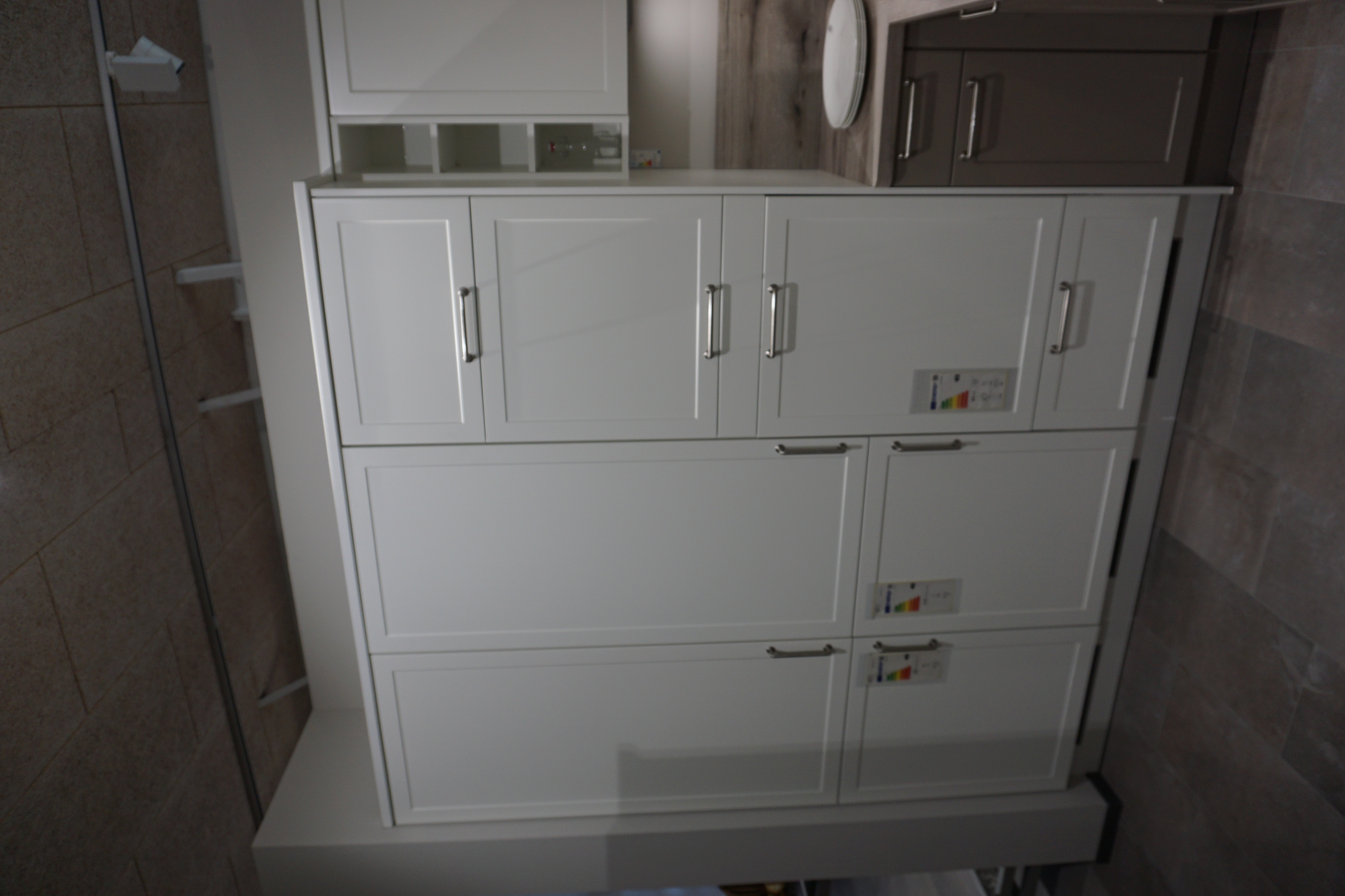 Moderne Landhausküche in weiß und greige