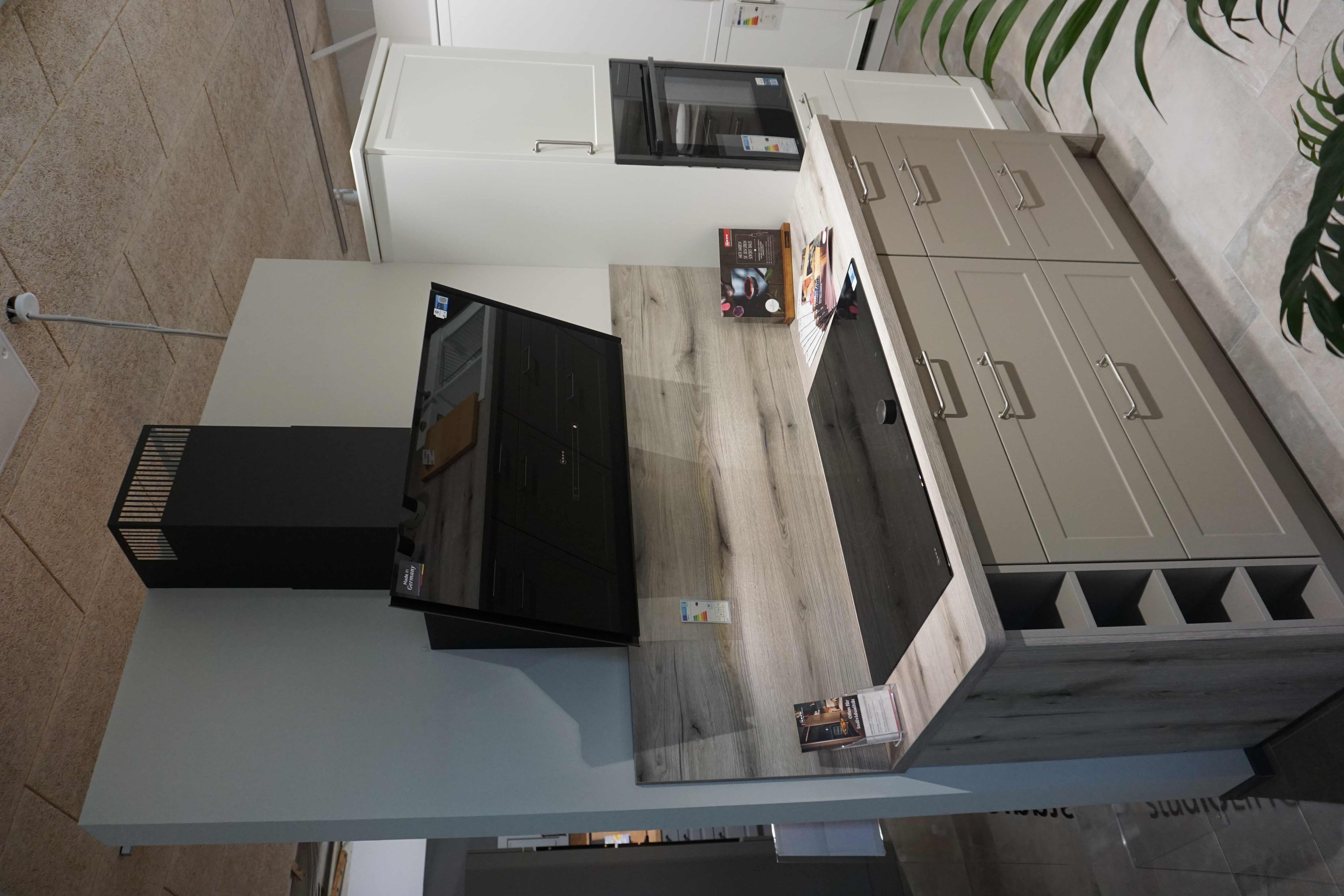 Moderne Landhausküche in weiß und greige