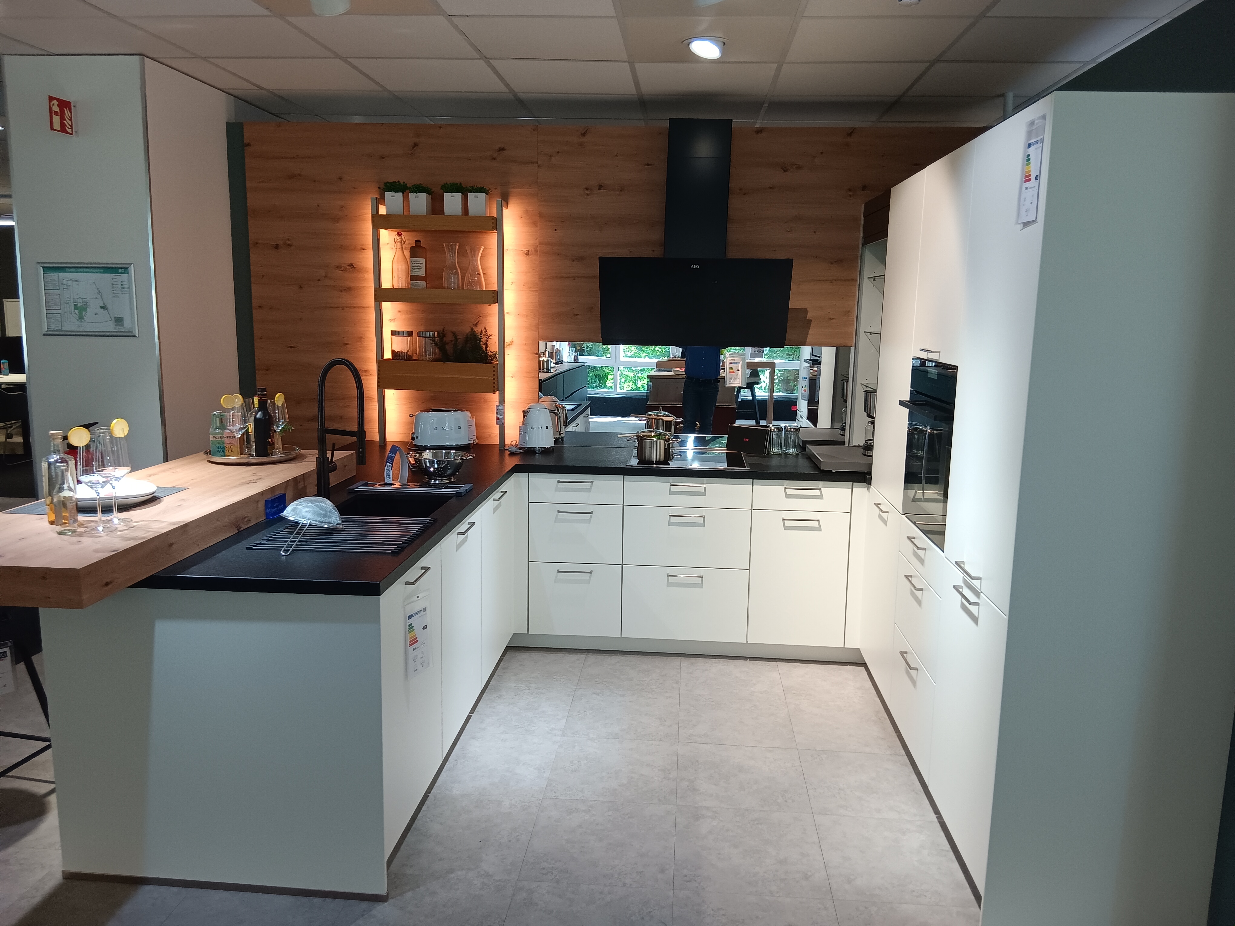 Koje 19 - Moderne U-Küche mit Theke, in weiß matt Lack und Naturstein Arbeitsplatte