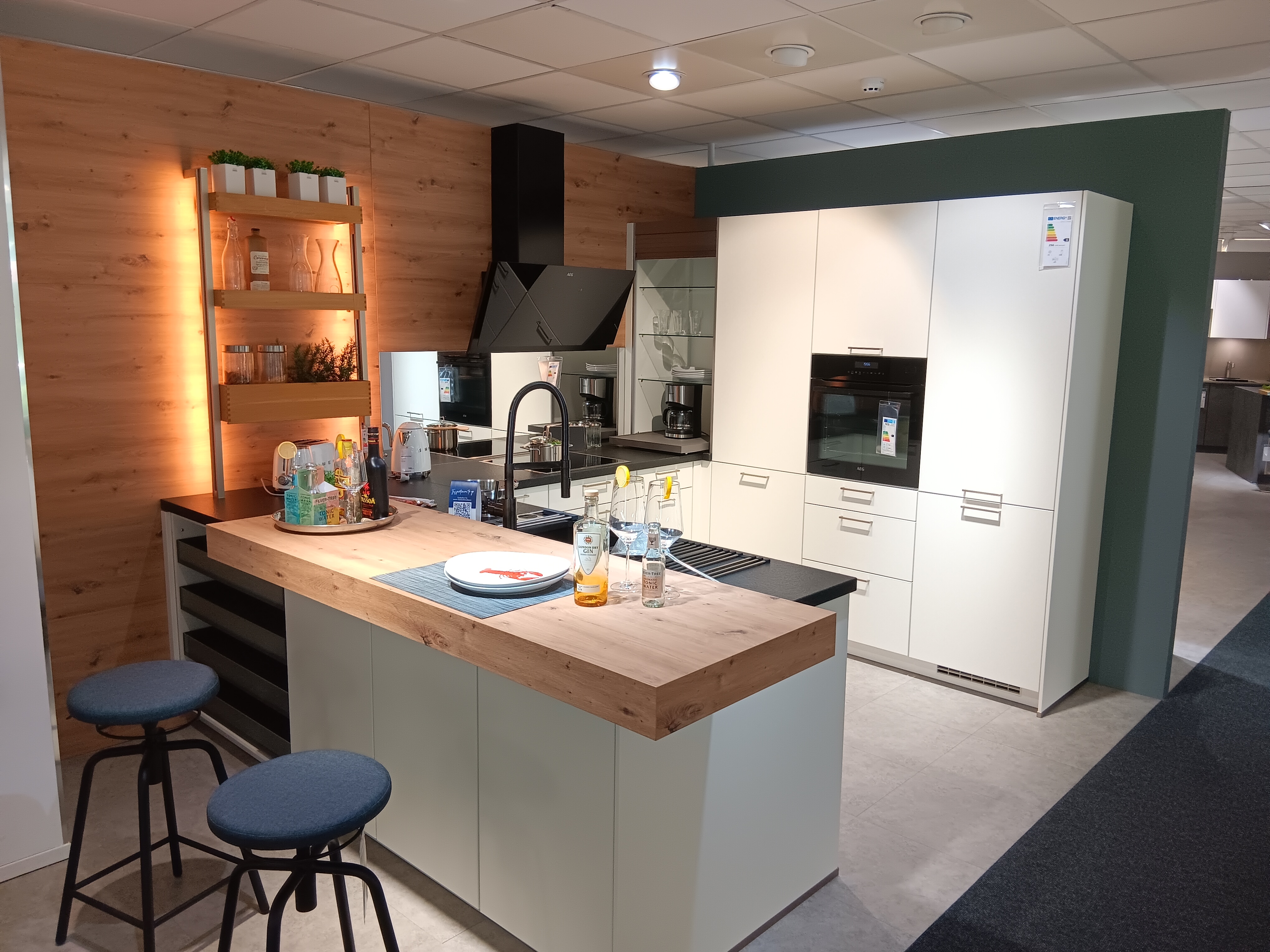 Koje 19 - Moderne U-Küche mit Theke, in weiß matt Lack und Naturstein Arbeitsplatte