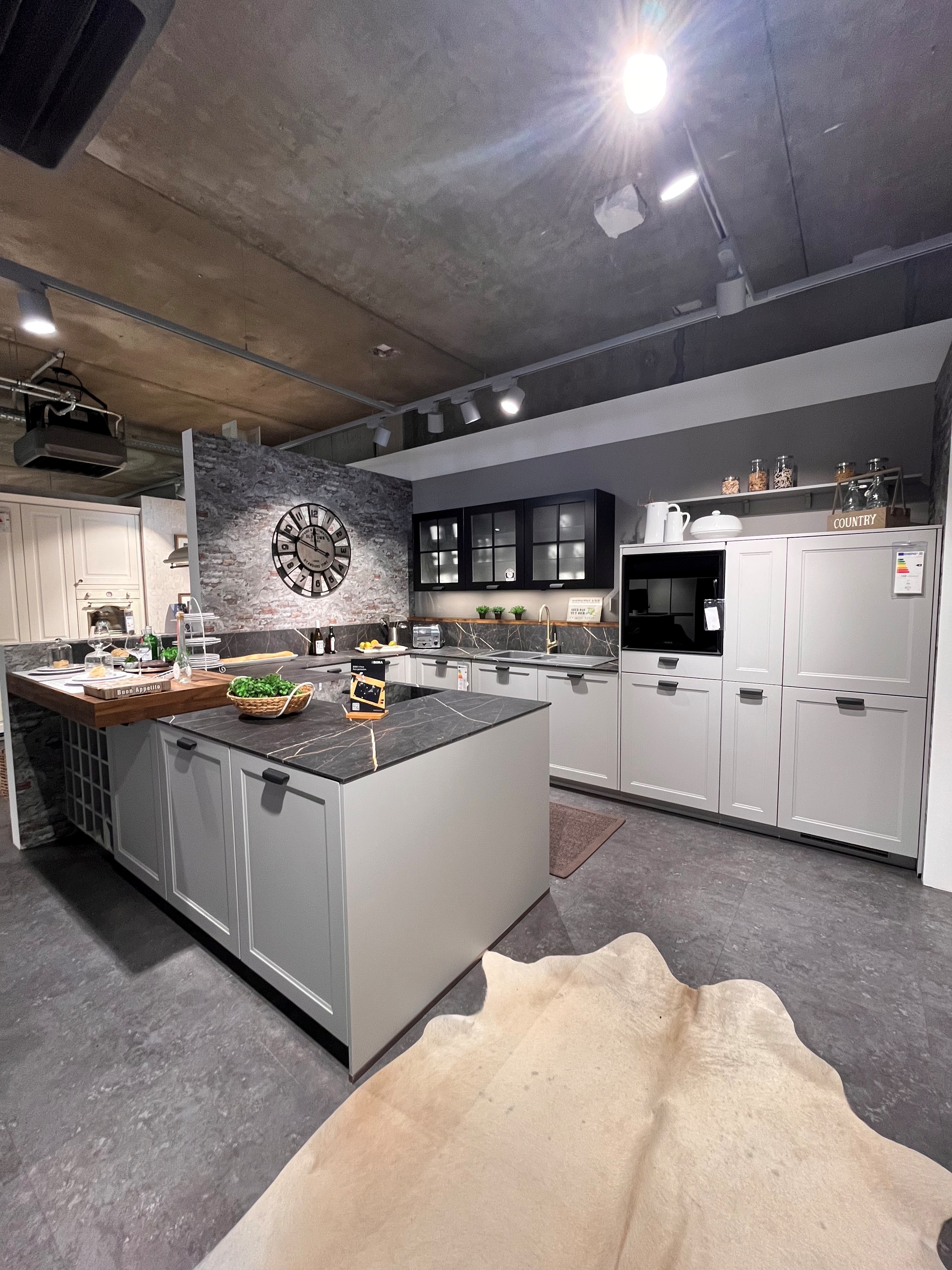 Koje 14 Moderne Landhausküche mit hochwertigen Geräten
