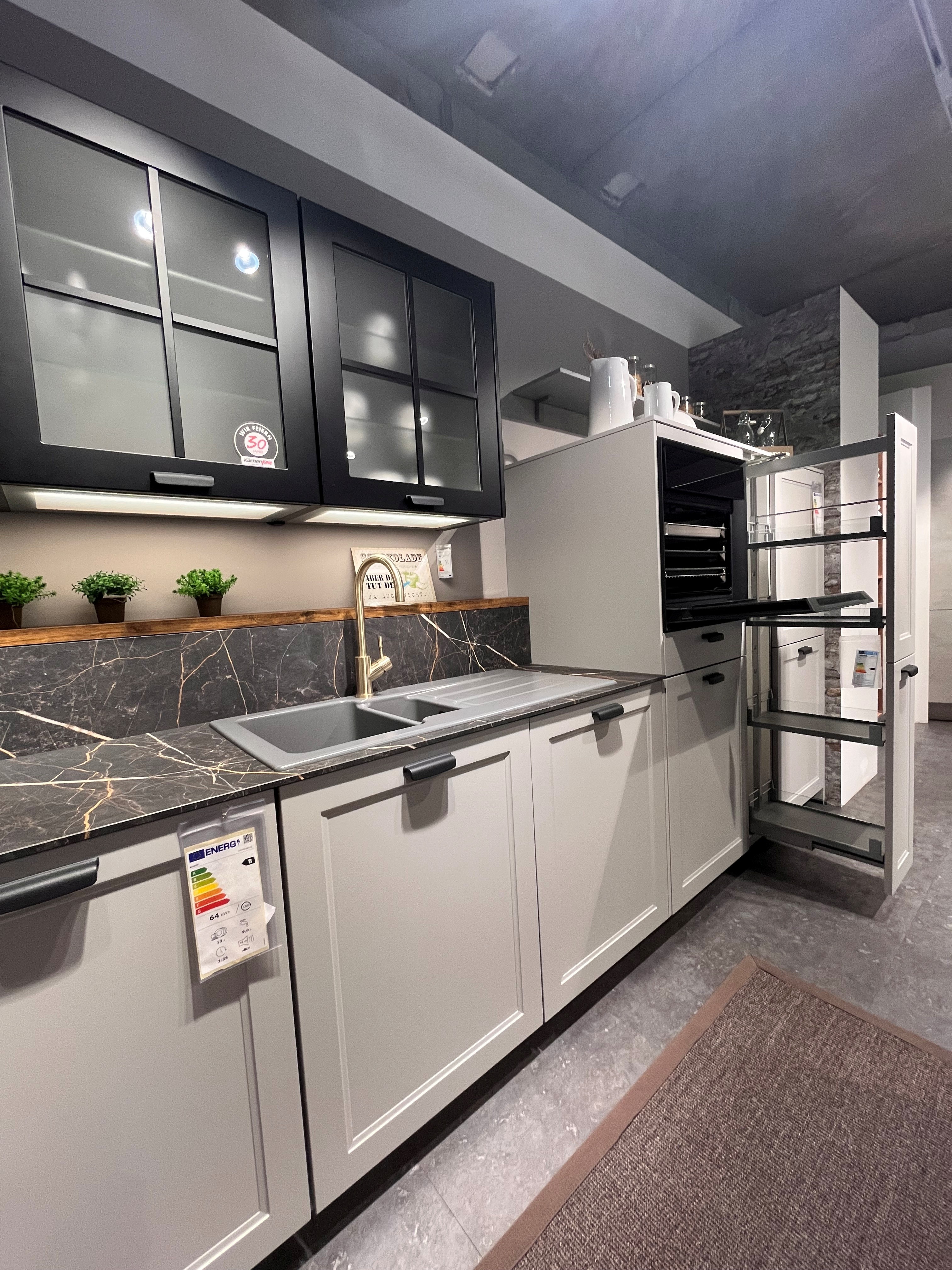 Koje 14 Moderne Landhausküche mit hochwertigen Geräten