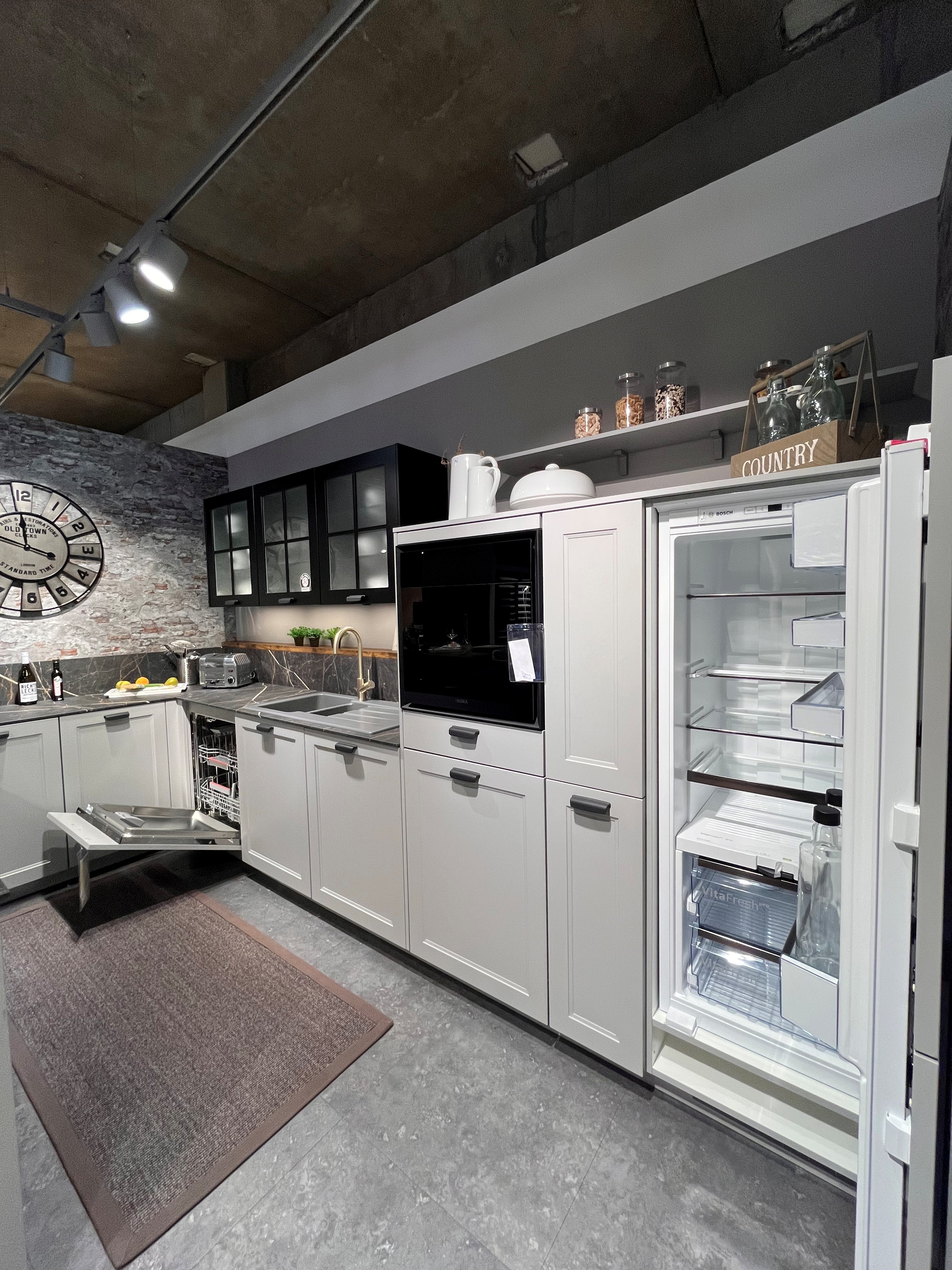 Koje 14 Moderne Landhausküche mit hochwertigen Geräten