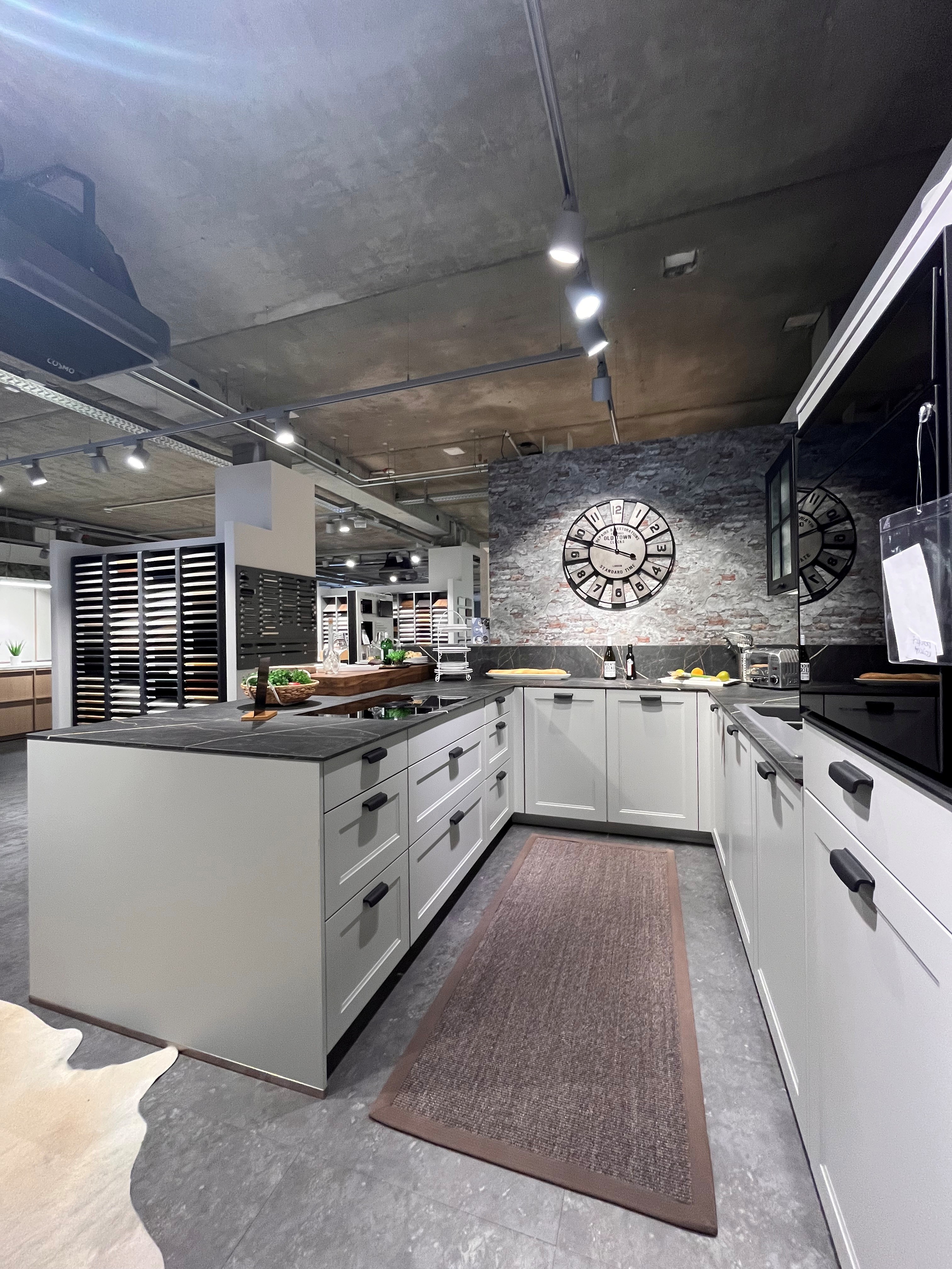 Koje 14 Moderne Landhausküche mit hochwertigen Geräten