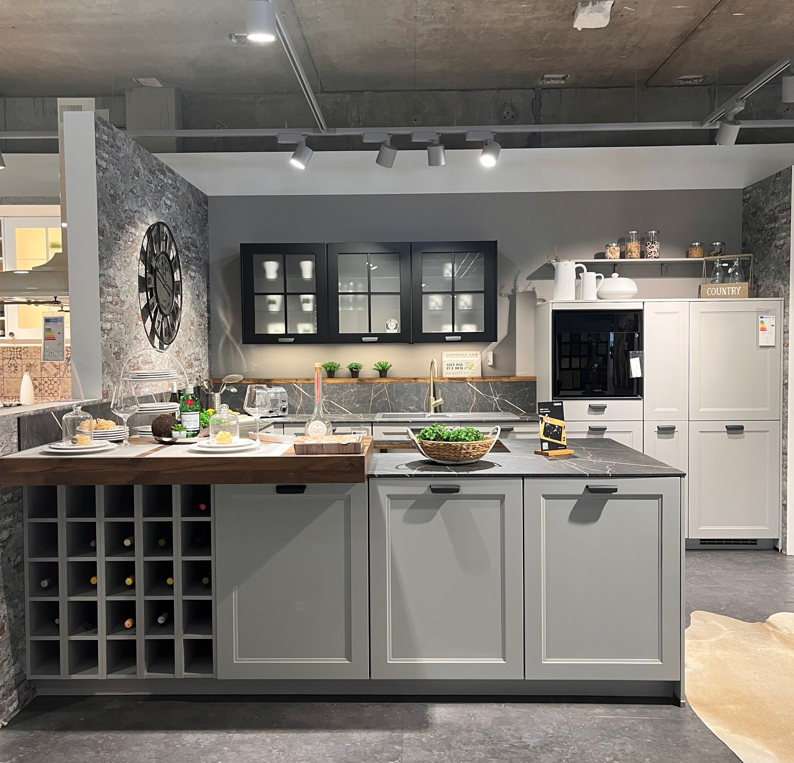 Koje 14 Moderne Landhausküche mit hochwertigen Geräten