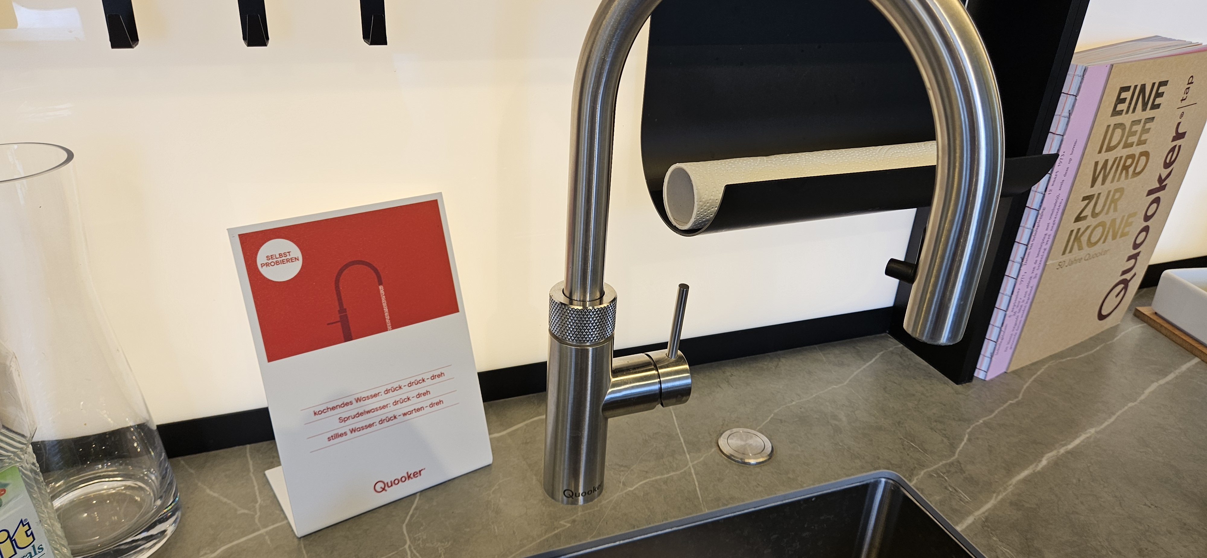 Topmoderne Next Küche mit Bora Induktionskochfeld mit Muldenlüfter, Miele Elektrogeräten mit Eiswürfelbereiter-Kühl-gefrierkombination und Heißwasserhahn QUOOKER