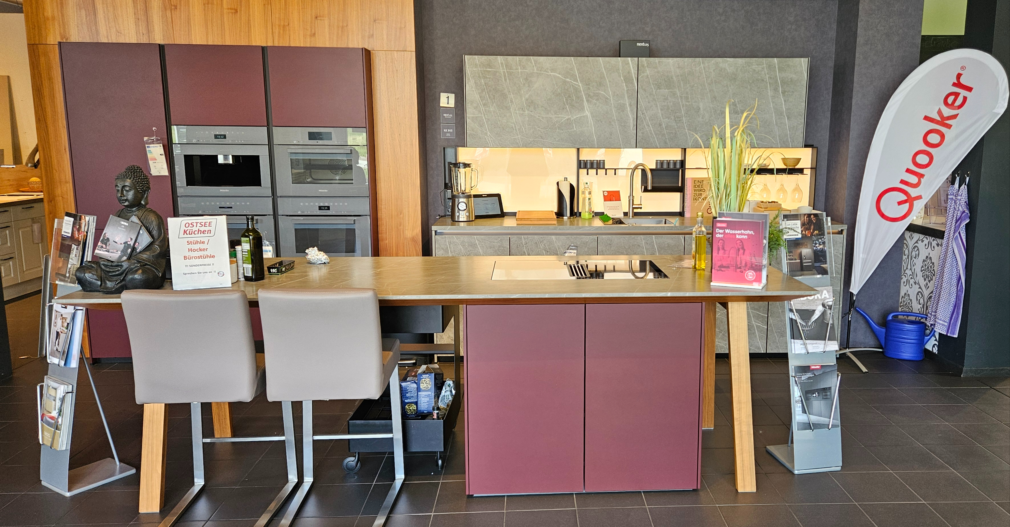 Topmoderne Next Küche mit Bora Induktionskochfeld mit Muldenlüfter, Miele Elektrogeräten mit Eiswürfelbereiter-Kühl-gefrierkombination und Heißwasserhahn QUOOKER